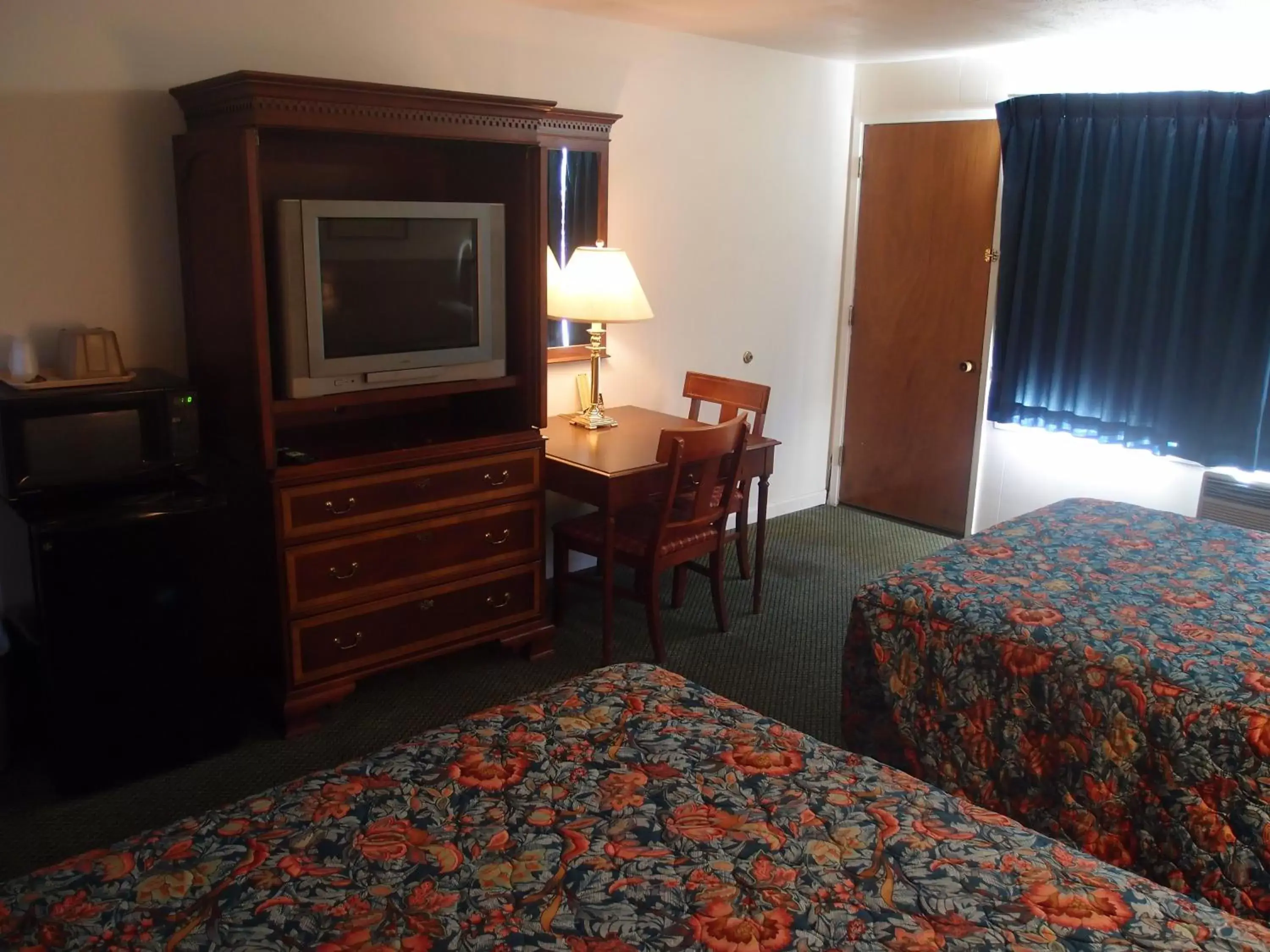 Photo of the whole room, TV/Entertainment Center in Motel Oasis