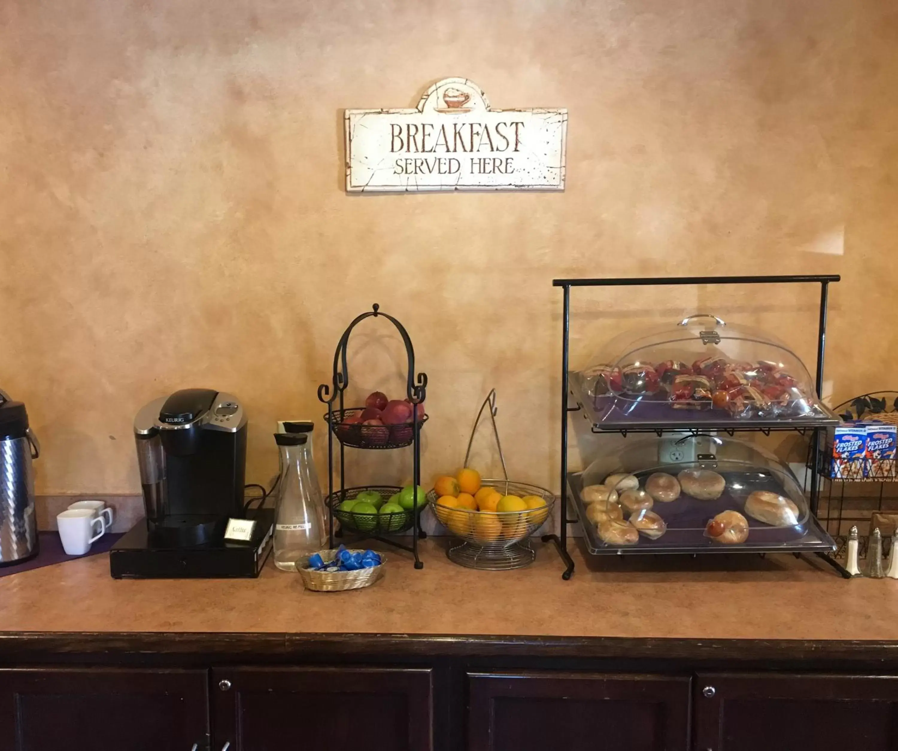 Continental breakfast in Waynebrook Inn Continental breakfast in Waynebrook Inn