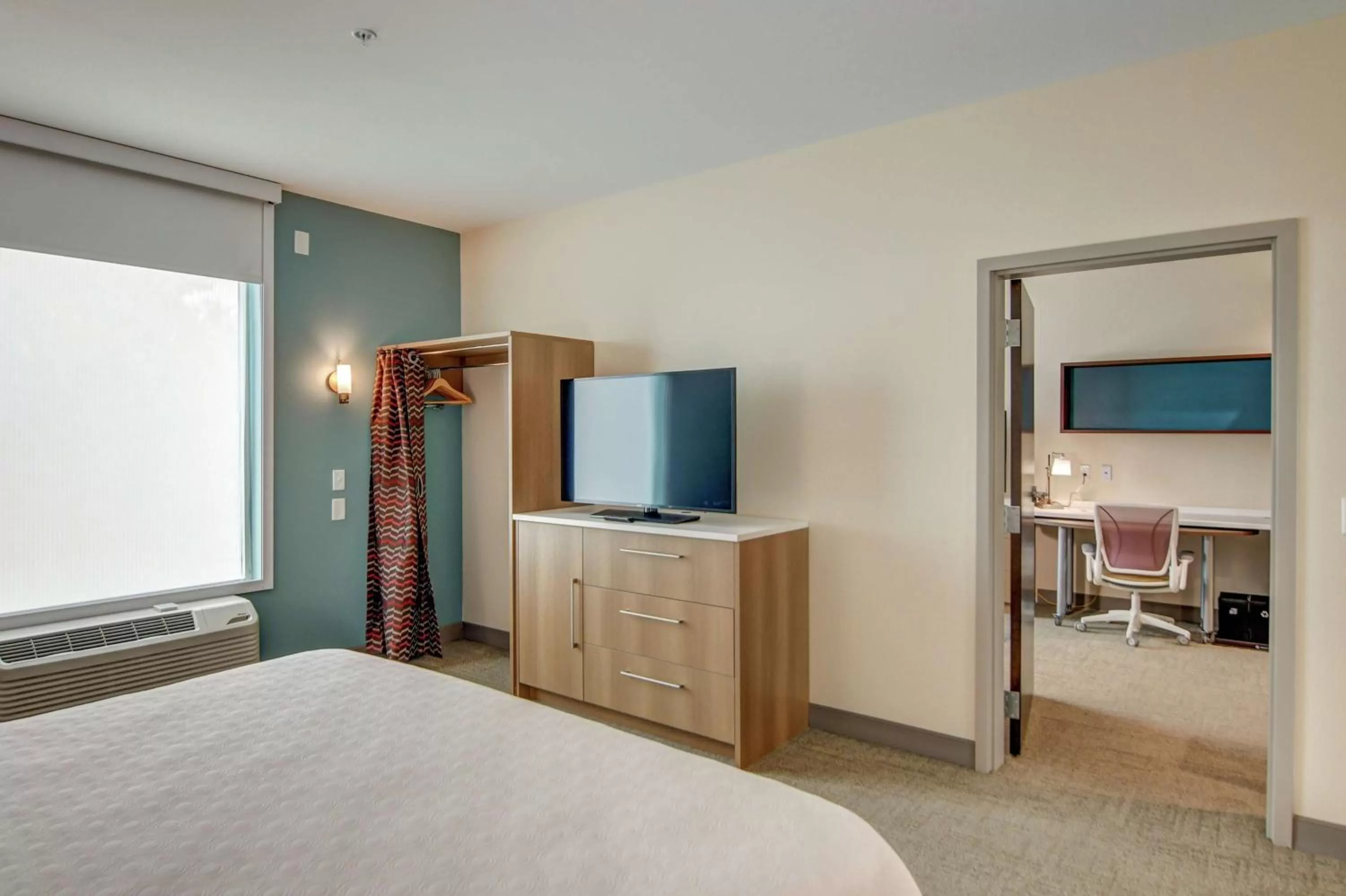 Bedroom, Bed in Home2 Suites By Hilton Foley