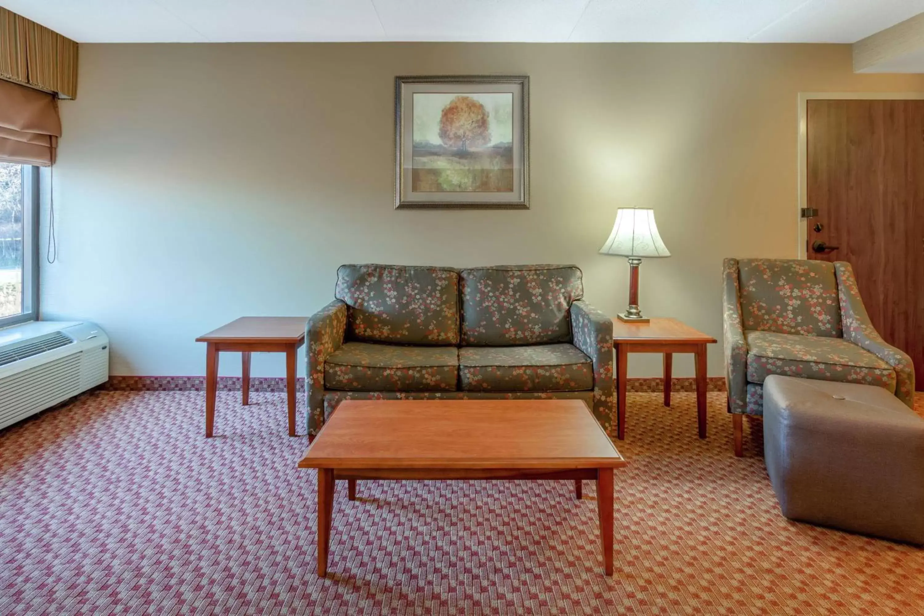 Living room, Seating Area in Hampton Inn East Peoria