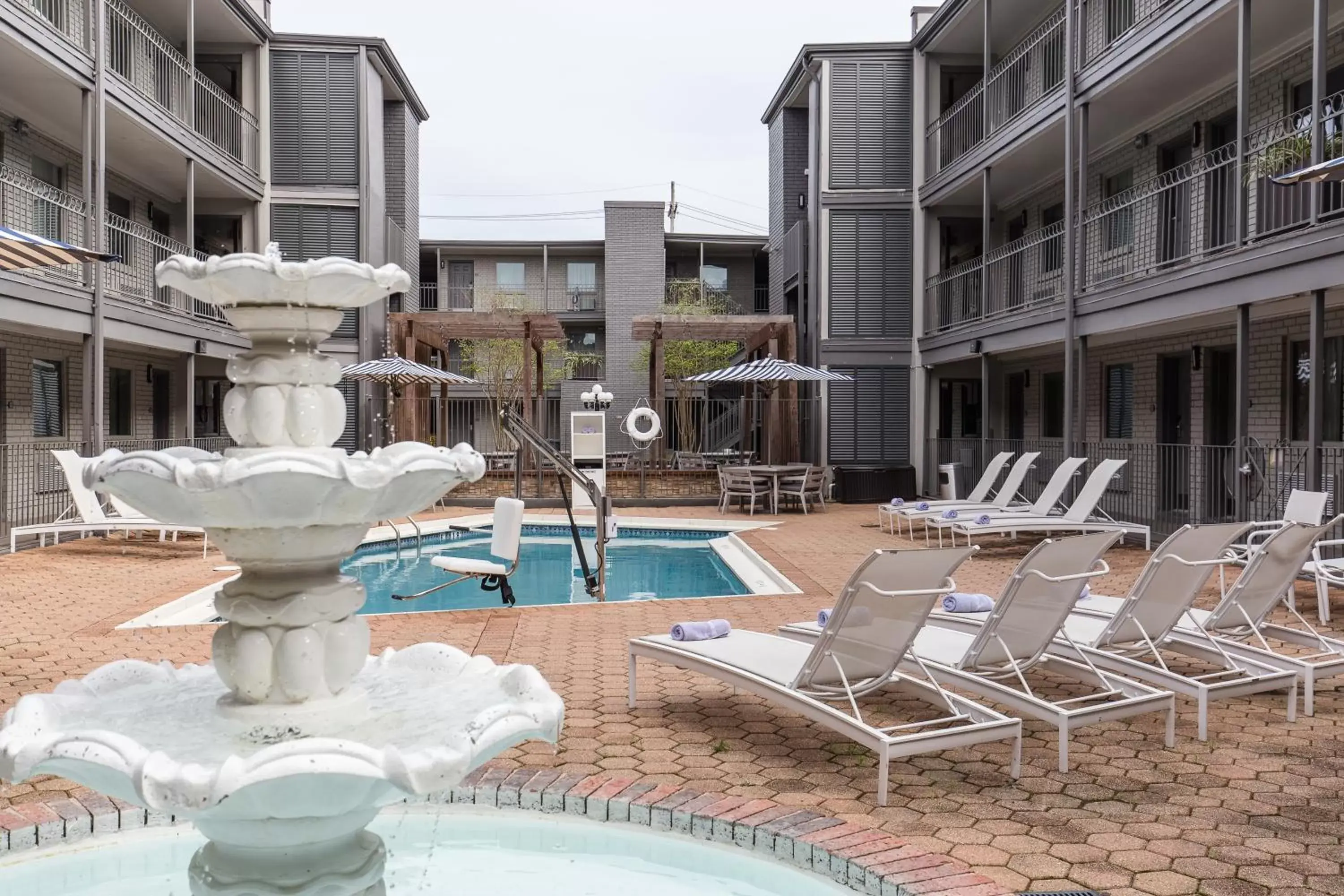 Swimming Pool in Country Inn & Suites by Radisson, Metairie (New Orleans), LA