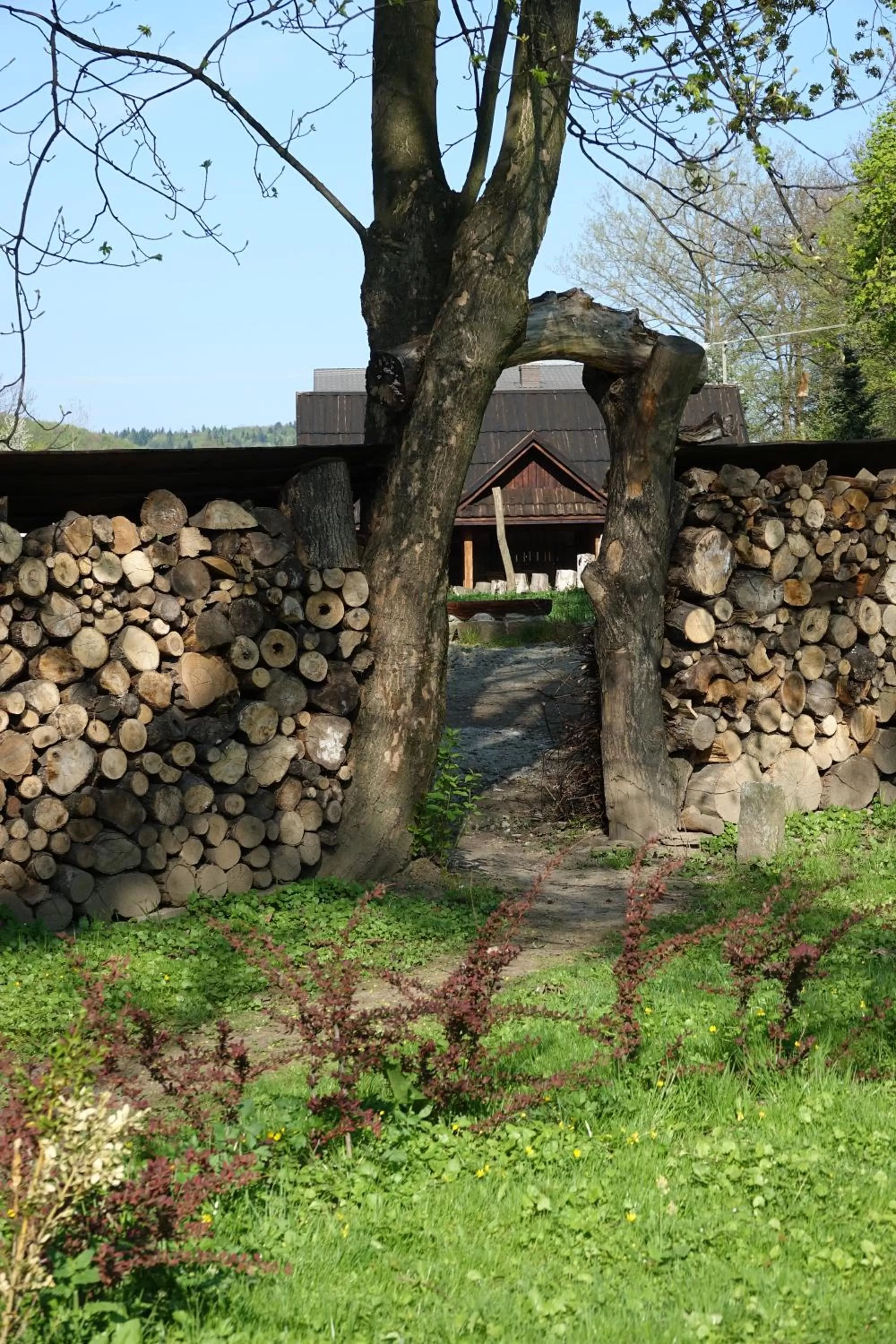 Property building in Gościniec Dworski w Ropie - Pokoje gościnne