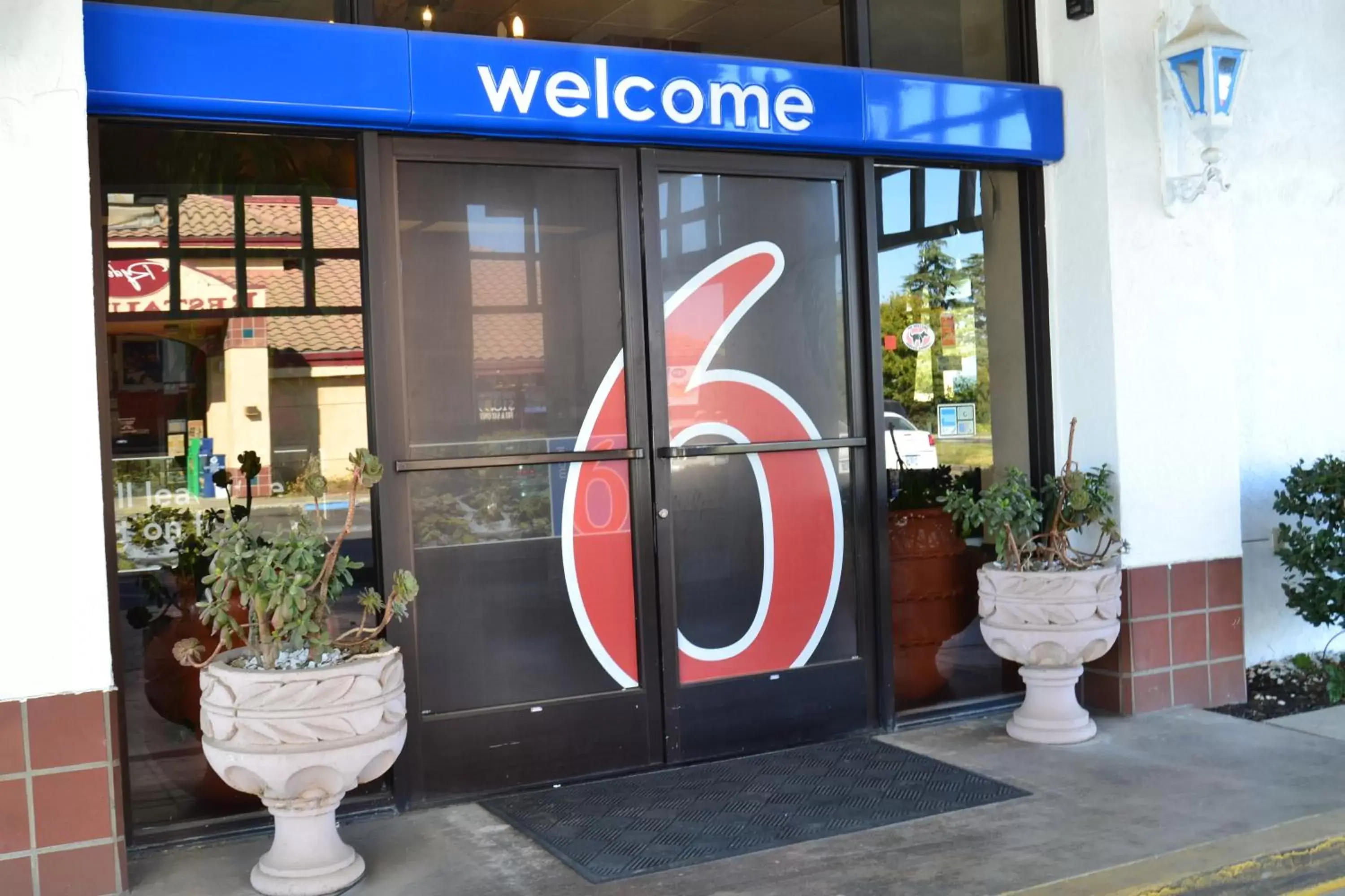 Facade/entrance in Motel 6 Oakdale, Ca