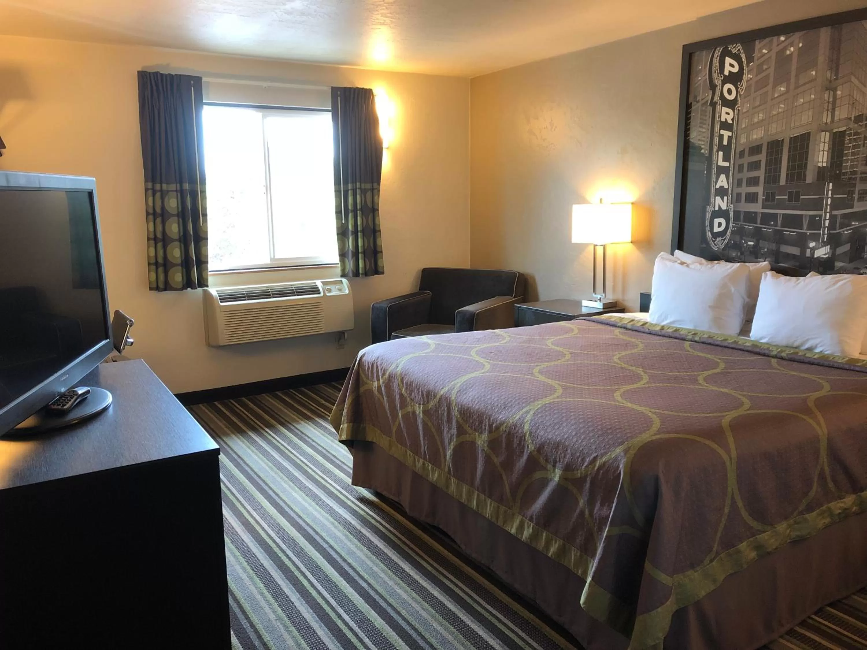 Bedroom, Bed in Super 8 by Wyndham Portland Airport