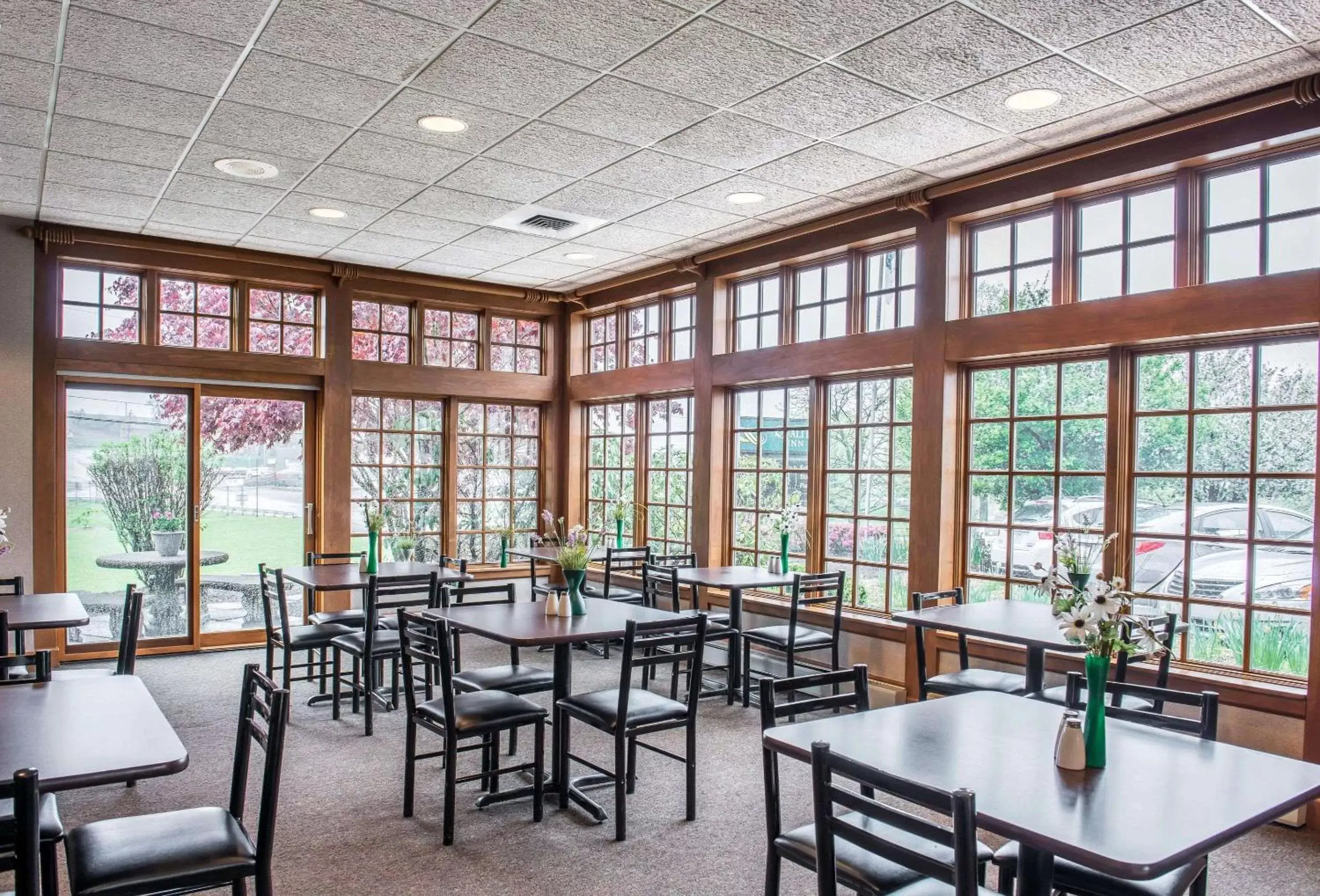 Restaurant/places to eat in Quality Inn Pittsburgh Airport