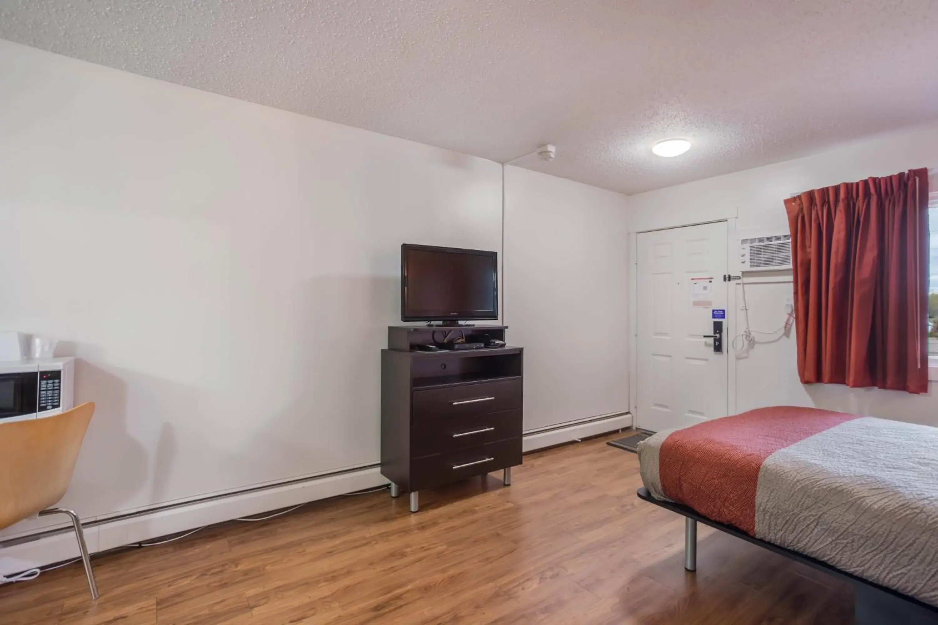 TV and multimedia, TV/Entertainment Center in Motel 6-Camrose, AB