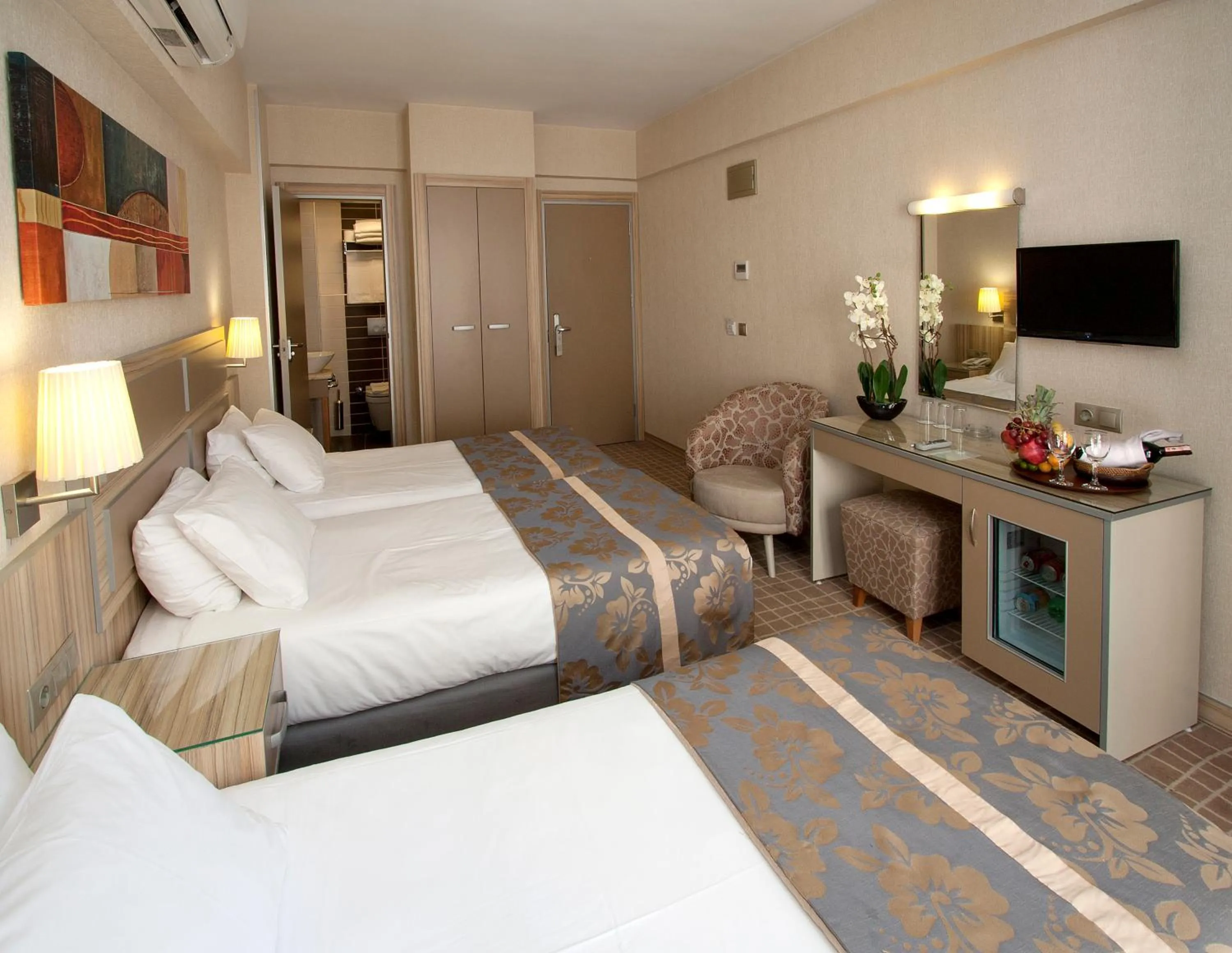 Photo of the whole room, Bed in Nanda Hotel