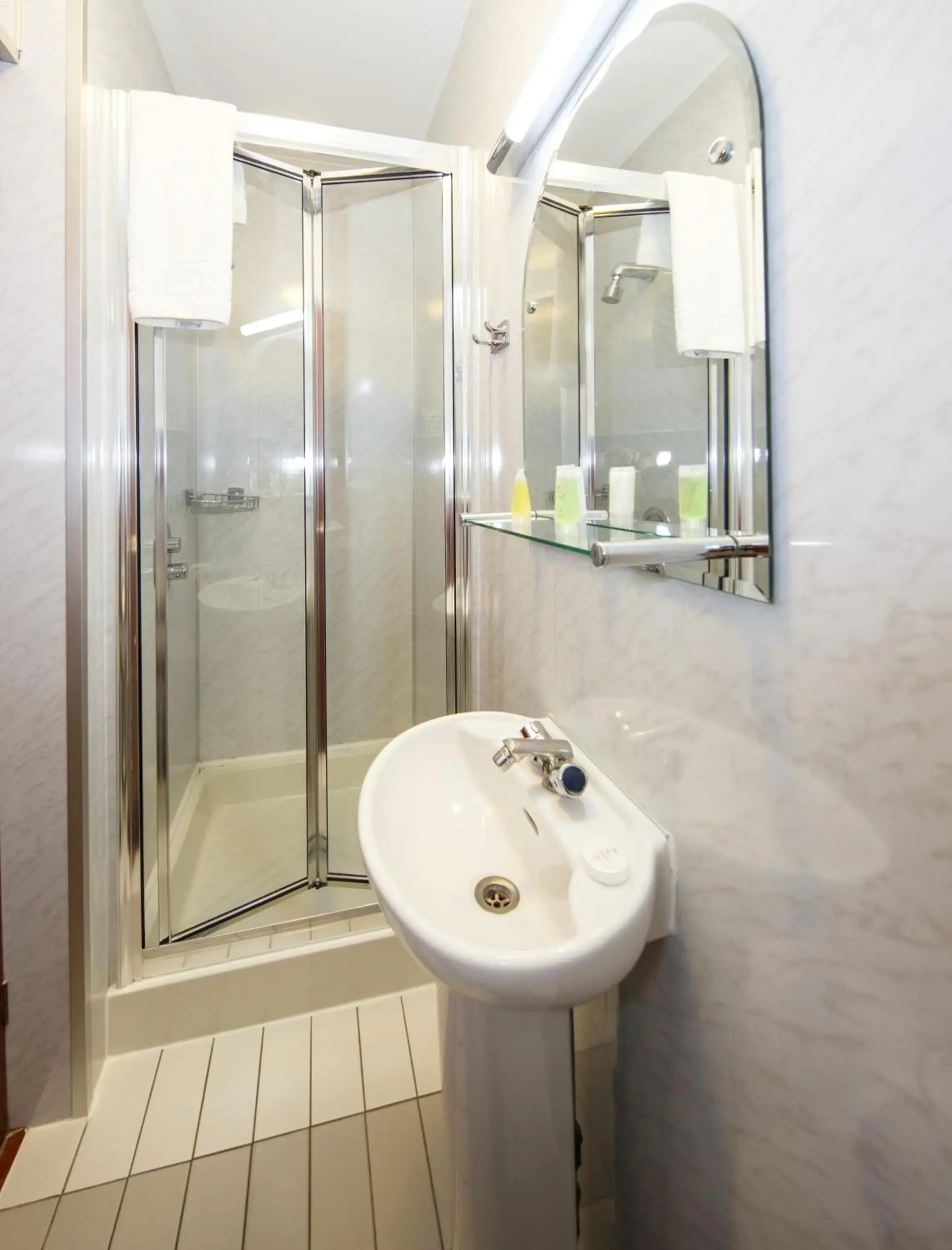 Shower, Bathroom in Regency House Hotel