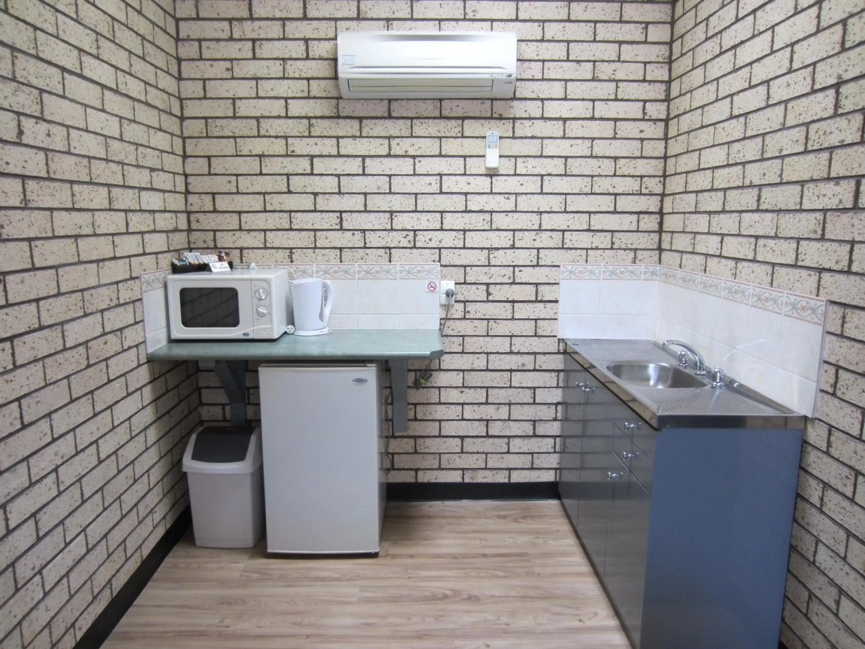 Kitchen or kitchenette, Kitchen/Kitchenette in Cowra Crest Motel