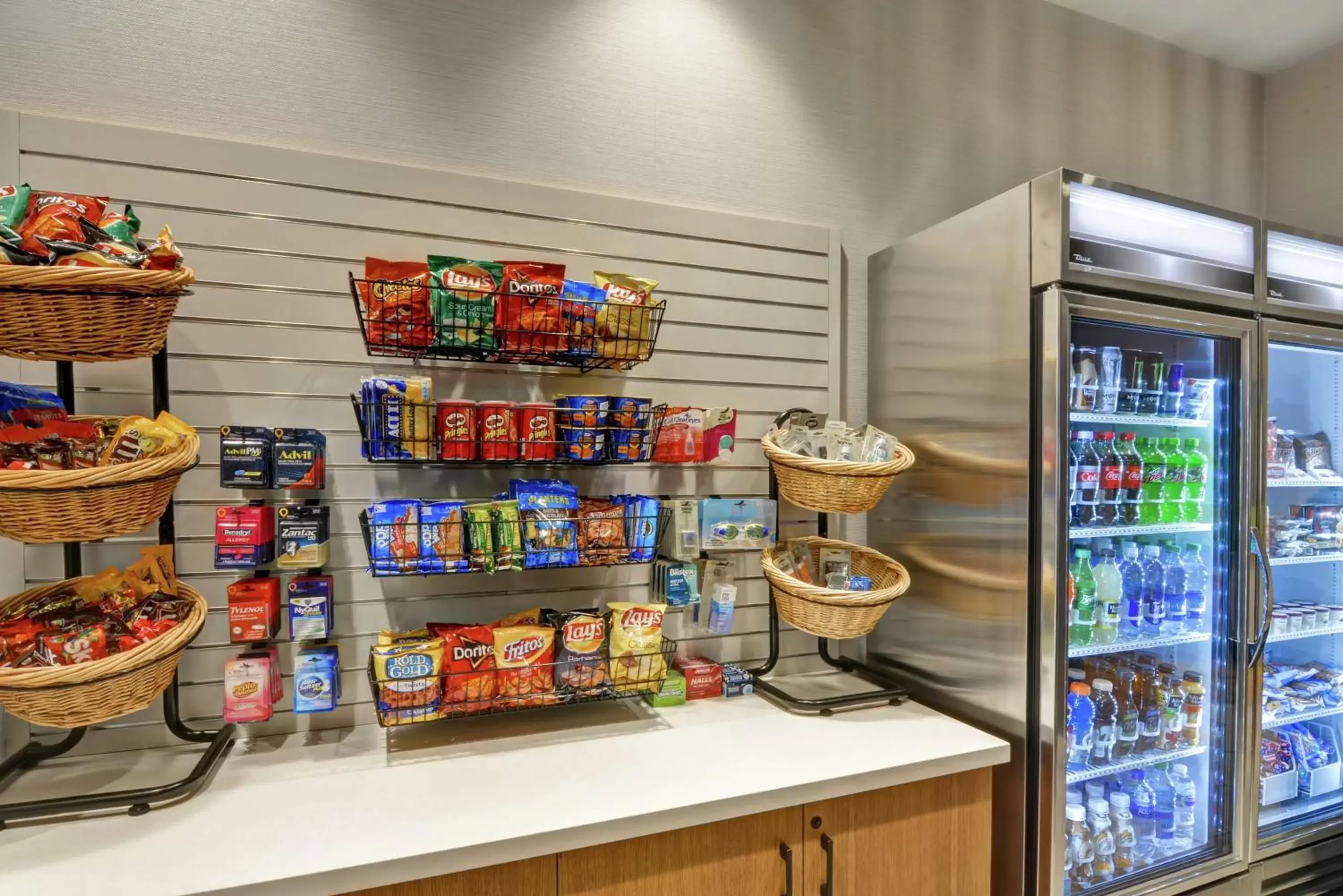 Restaurant/places to eat, Supermarket/Shops in Embassy Suites by Hilton Minneapolis Airport