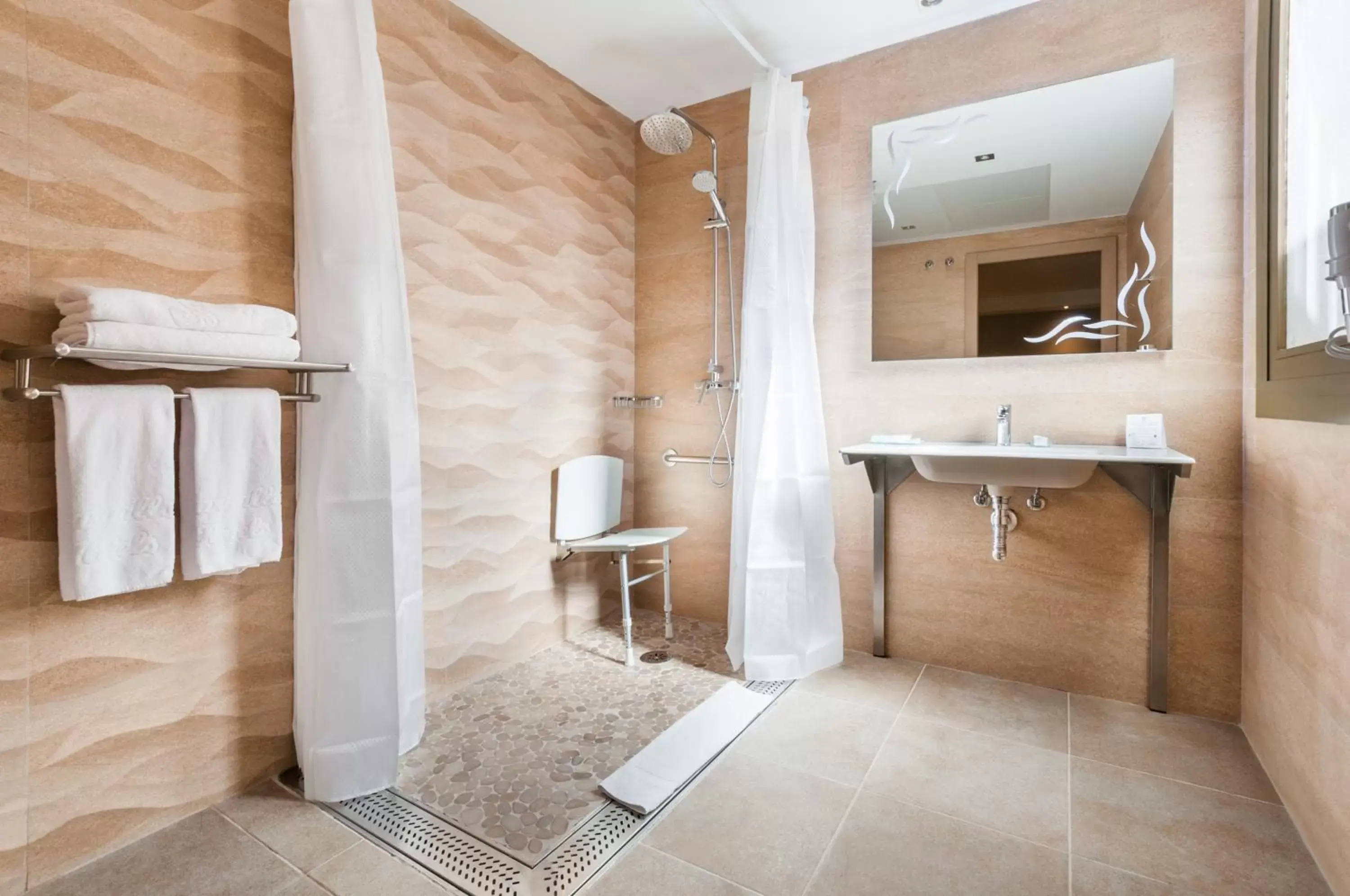 Shower, Bathroom in Gran Hotel Barcino