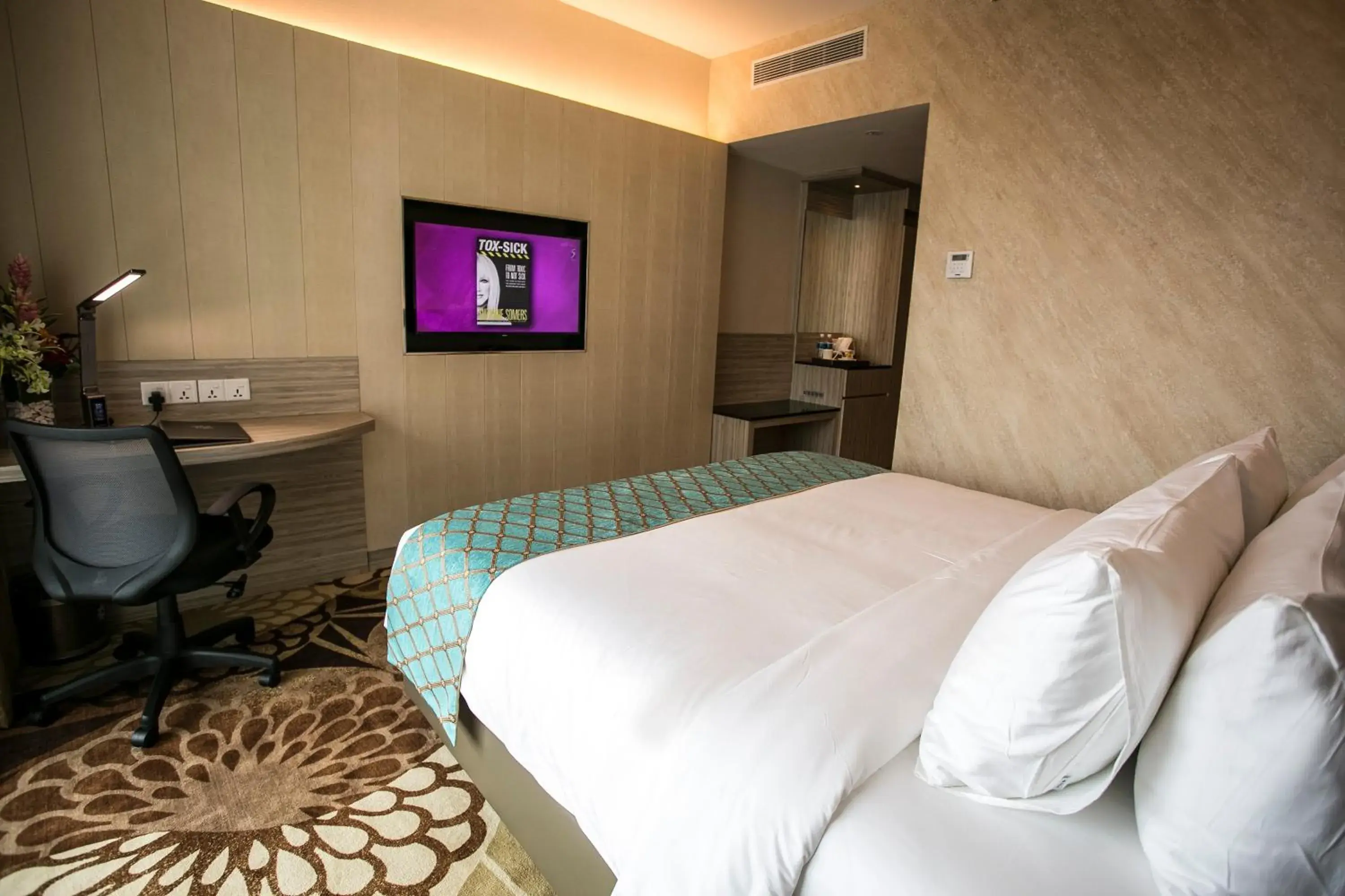 Photo of the whole room, Bed in V8 Hotel Johor Bahru