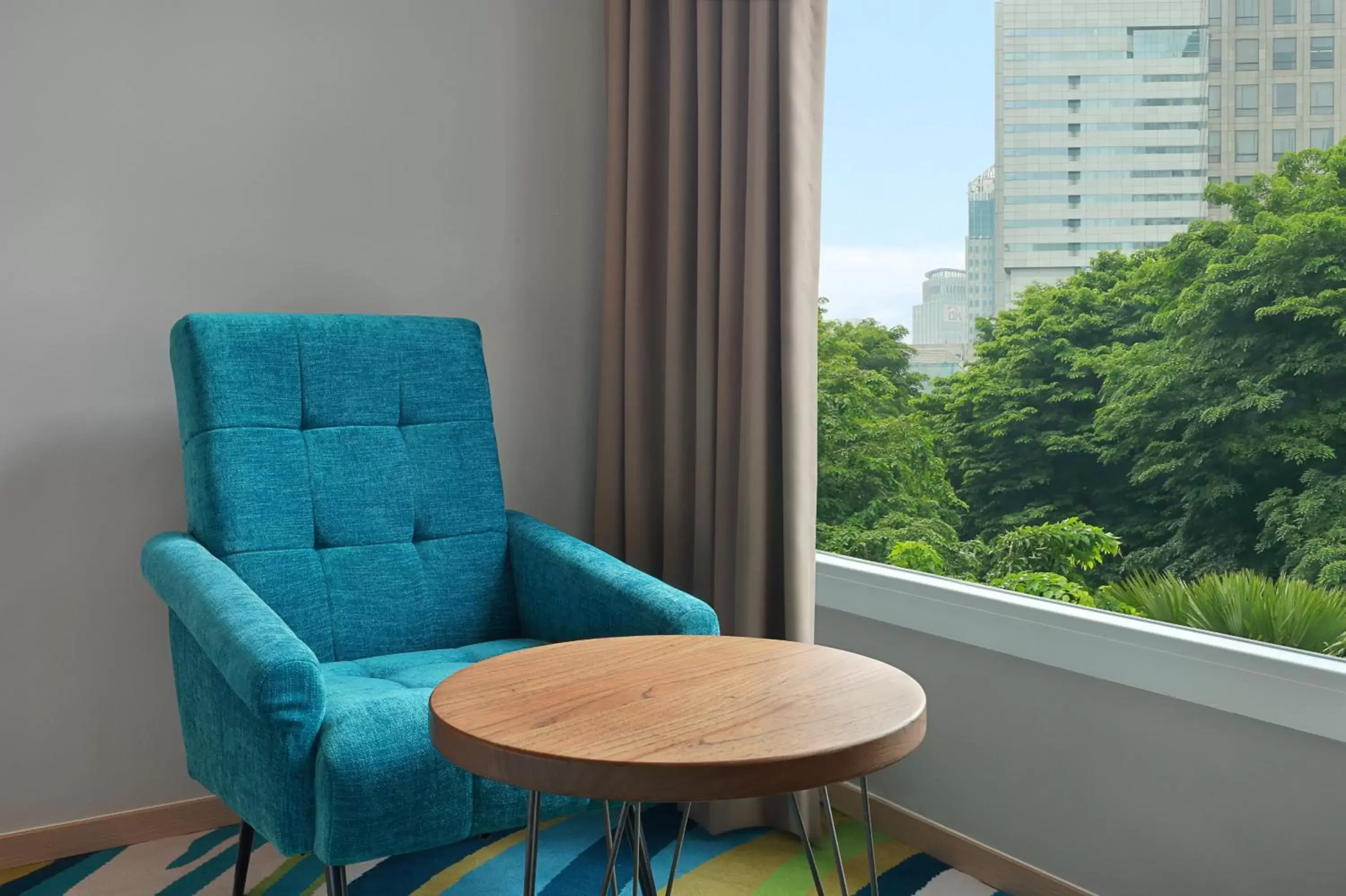 Photo of the whole room, Seating Area in Holiday Inn Express Jakarta Wahid Hasyim, an IHG Hotel