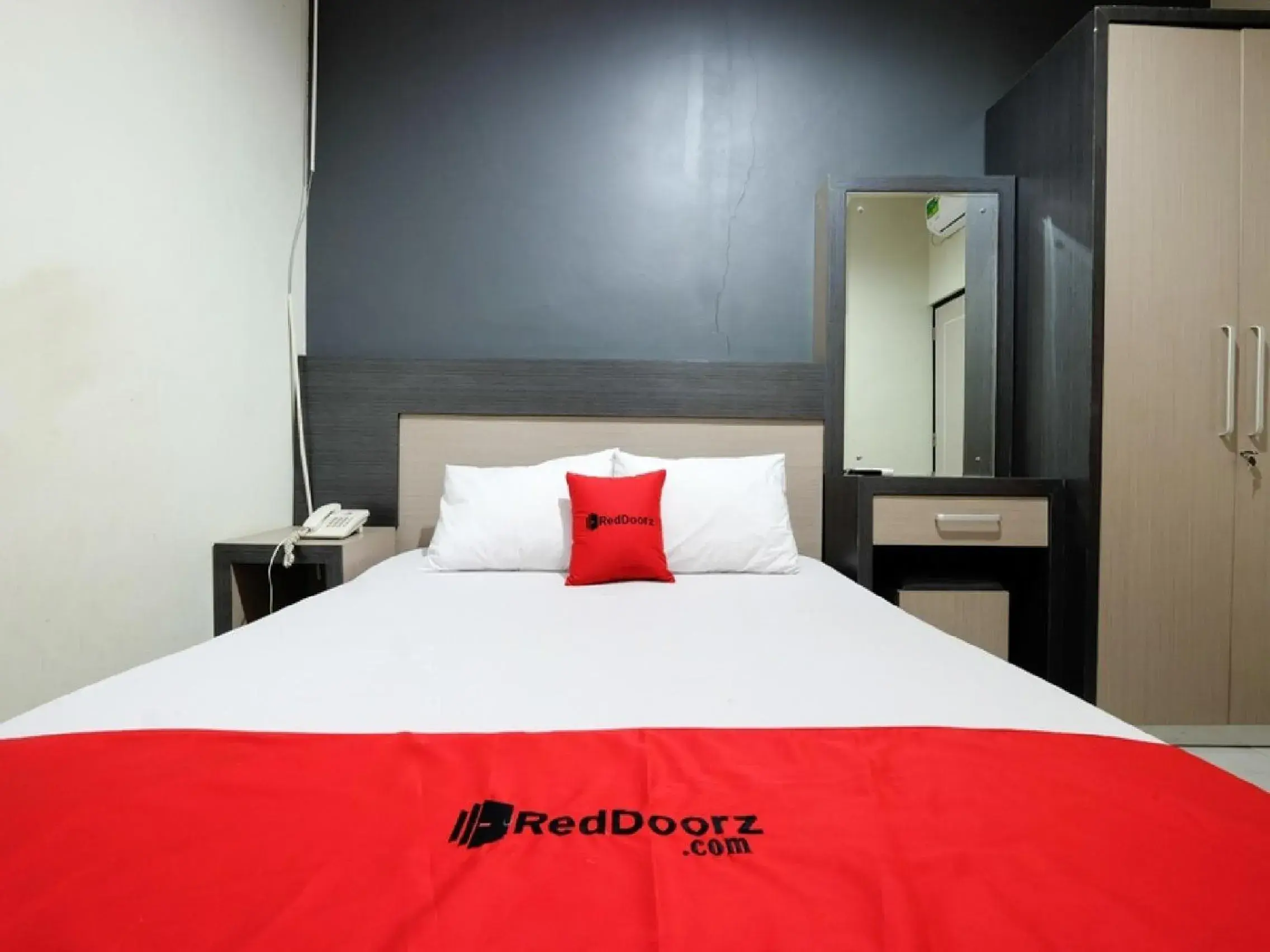 Bedroom, Bed in RedDoorz near Moro Mall Purwokerto