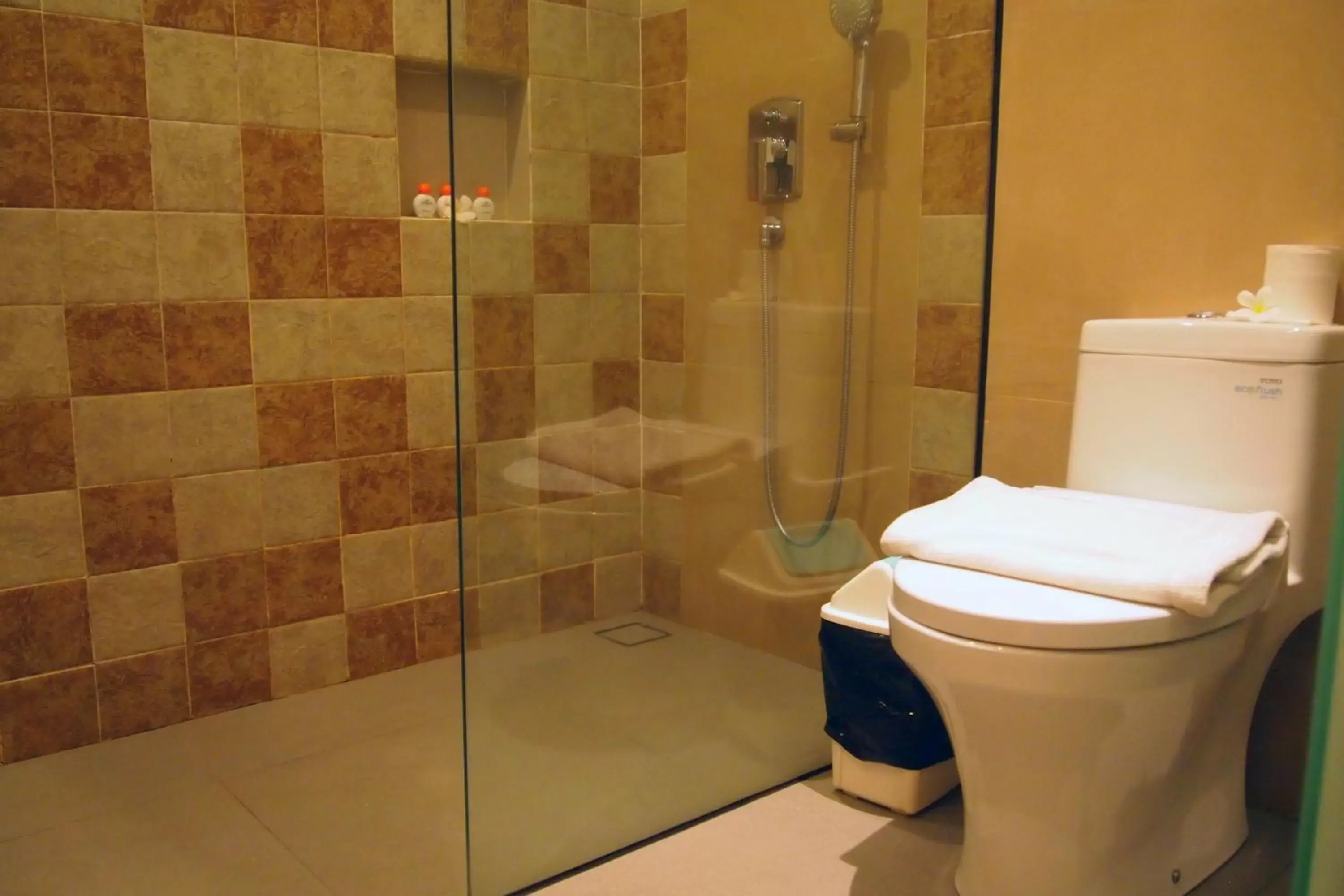 Bathroom in Yulia Village Inn Ubud Bathroom in Yulia Village Inn Ubud