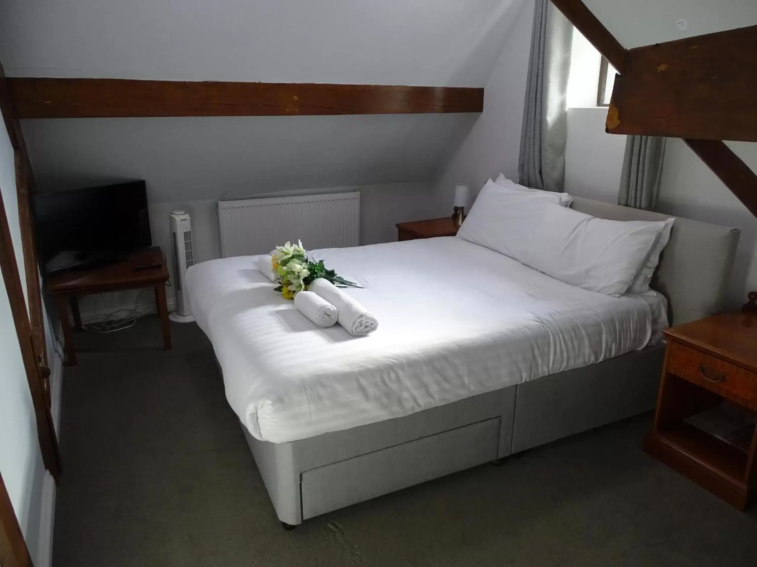 Double Room with Private Bathroom in Milverton Hotel