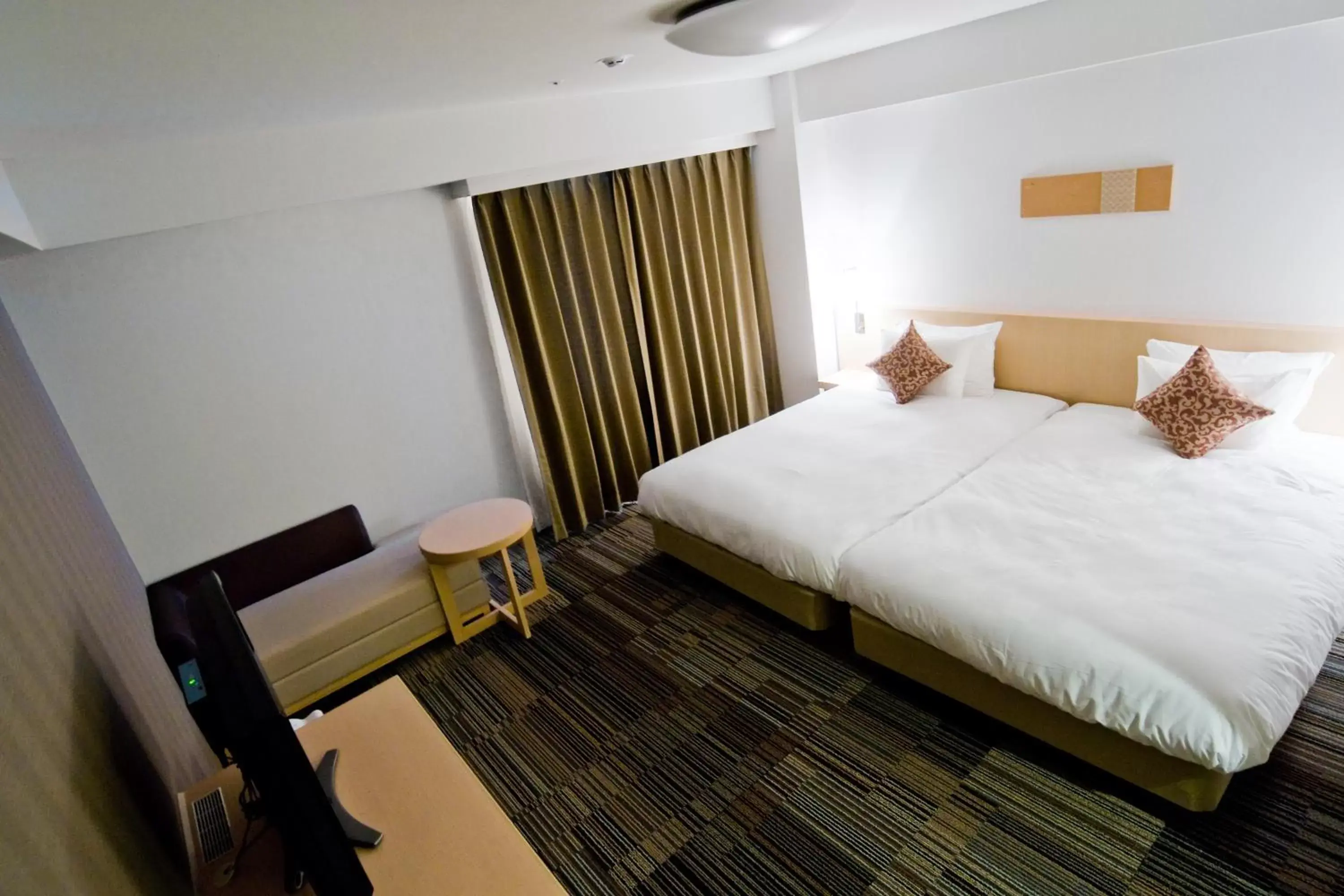 Photo of the whole room, Bed in Daiwa Roynet Hotel Osaka-Uehonmachi