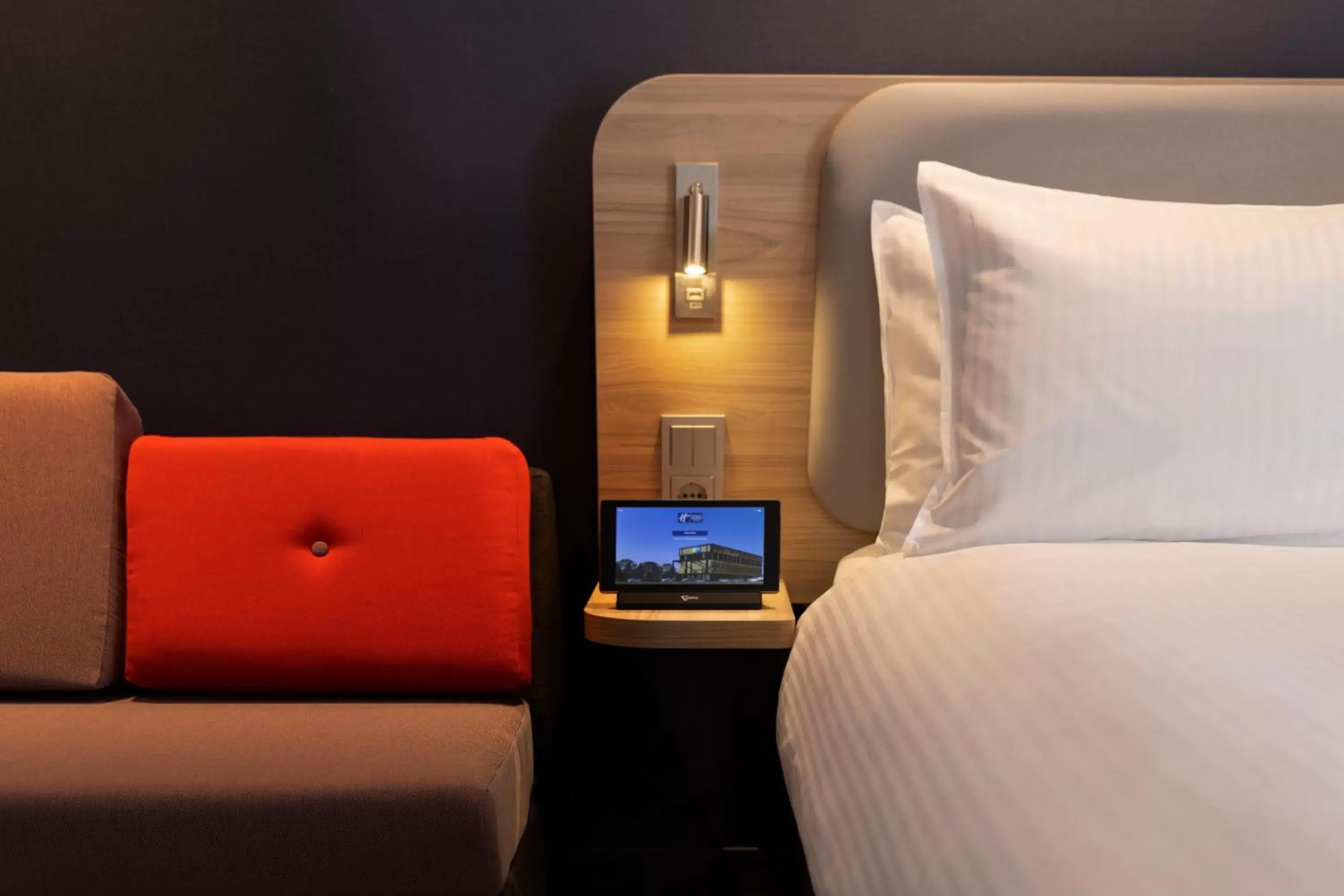 Bedroom, Bed in Holiday Inn Express & Suites - Deventer, an IHG Hotel