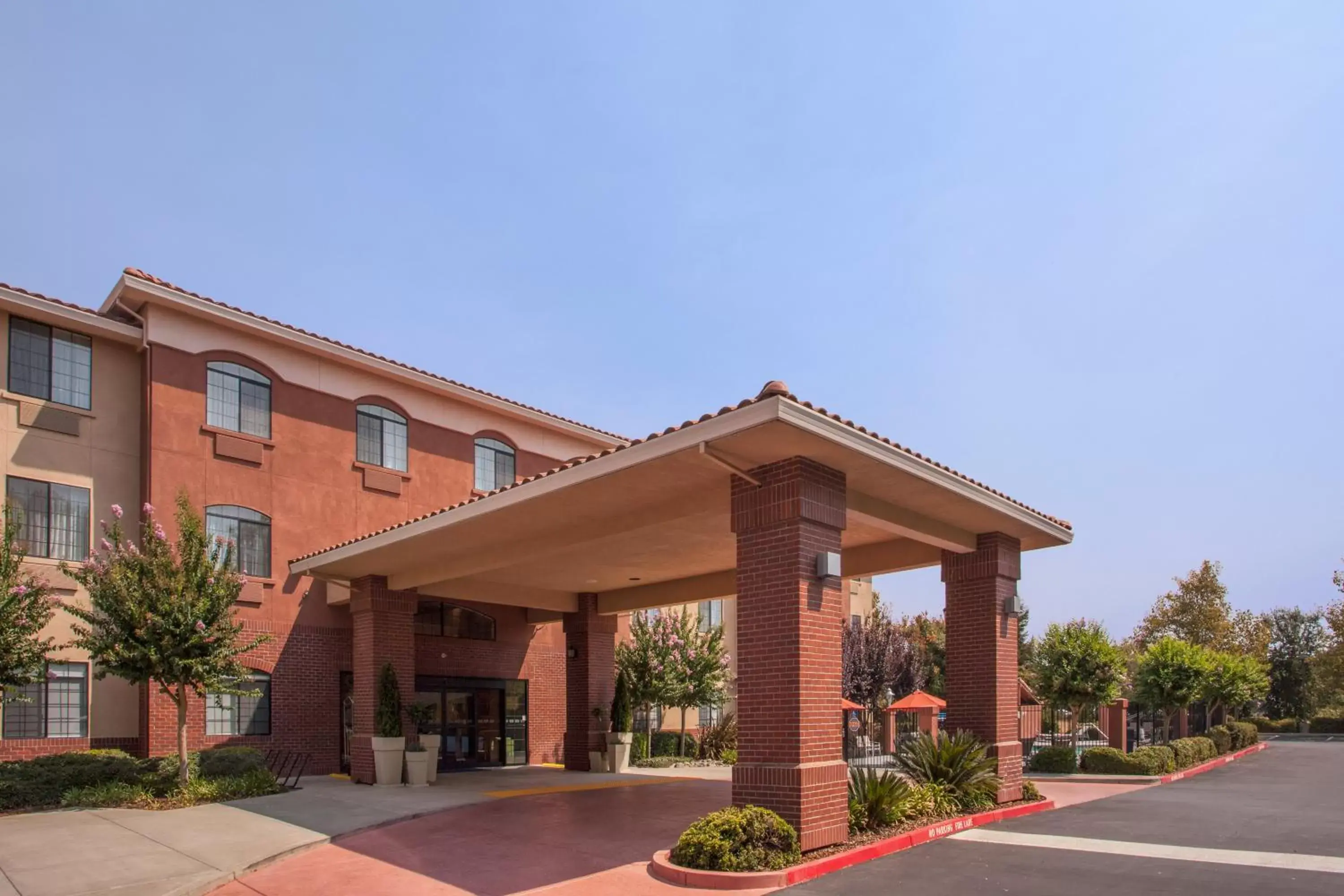 Property building in Holiday Inn Express Davis-University Area by IHG Property building in Holiday Inn Express Davis-University Area by IHG