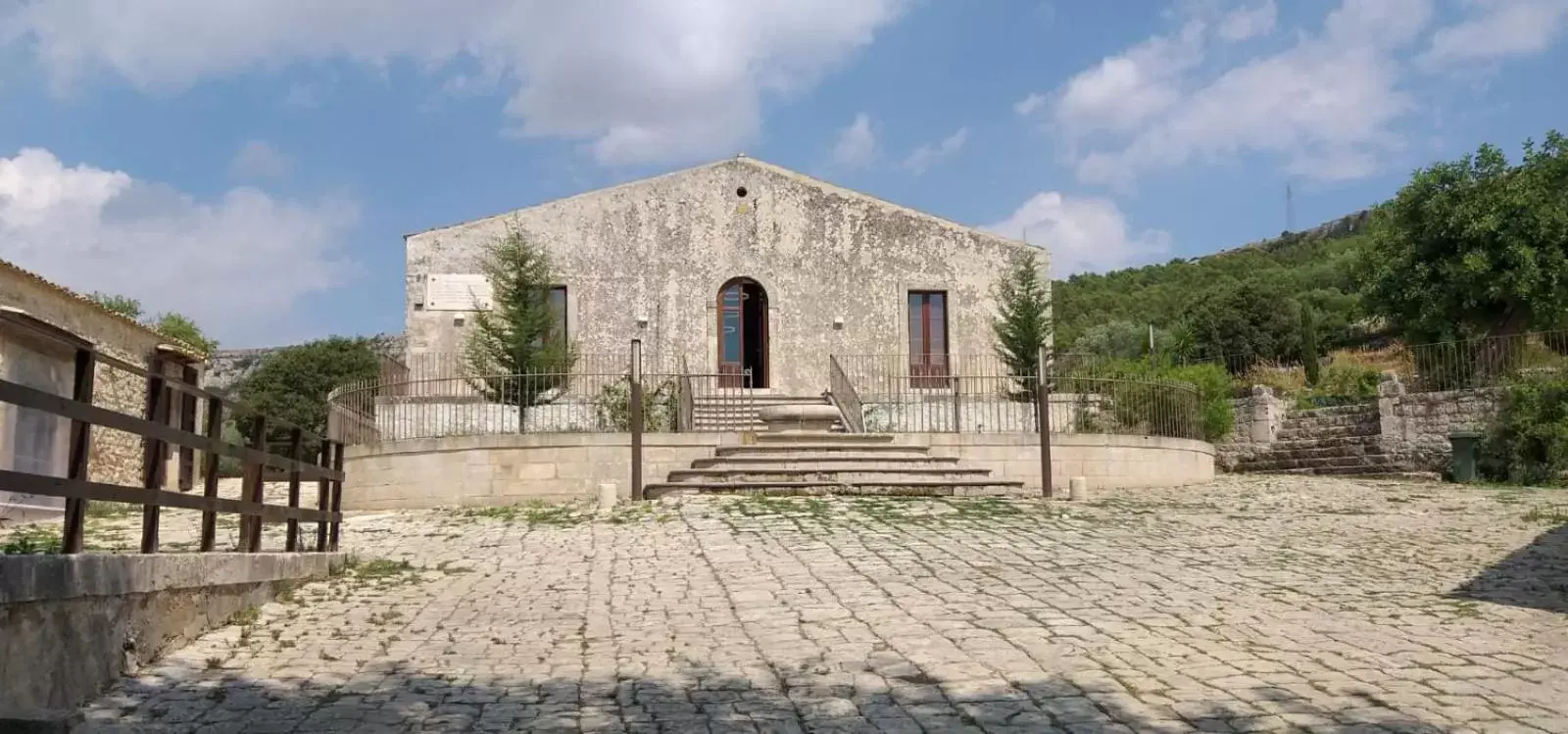 Facade/entrance, Property Building in Regia Trazzera