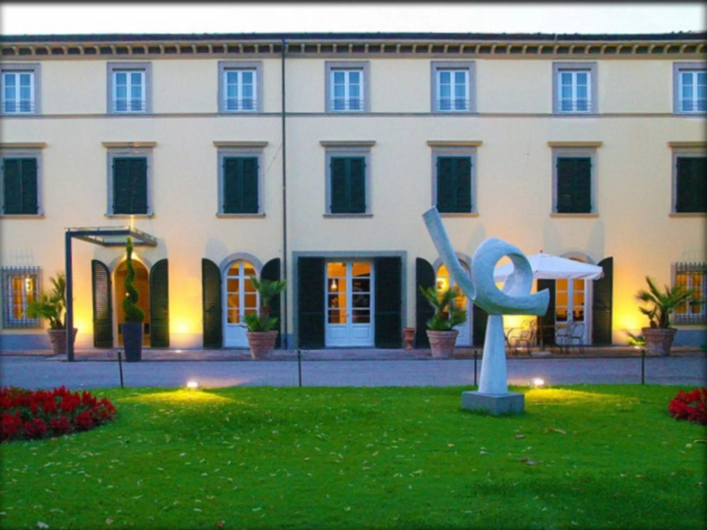 Facade/entrance in Hotel Hambros - Il Parco in Villa Banchieri