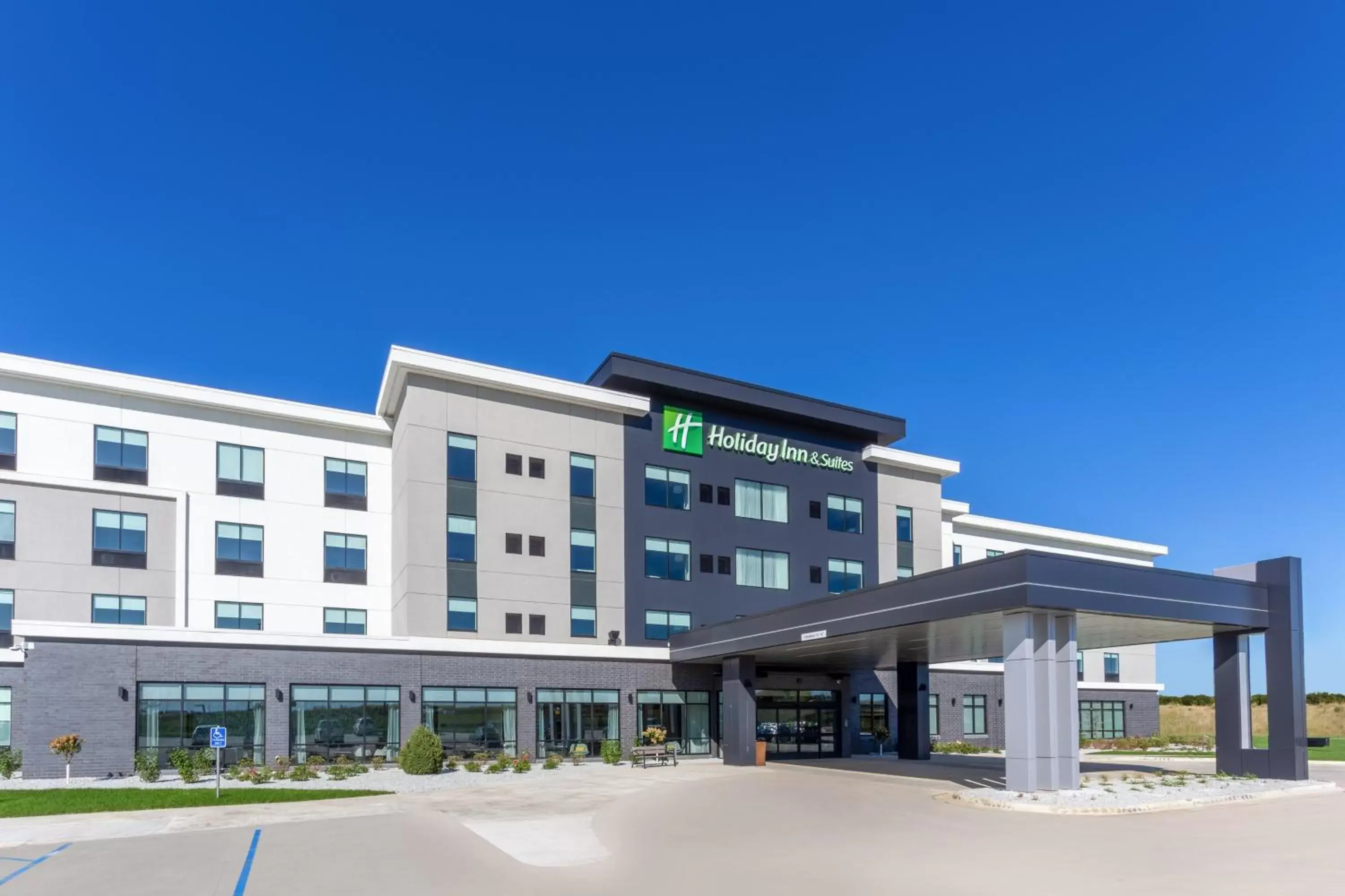 Property Building in Holiday Inn & Suites Cedar Falls-Waterloo Event Ctr, an IHG Hotel