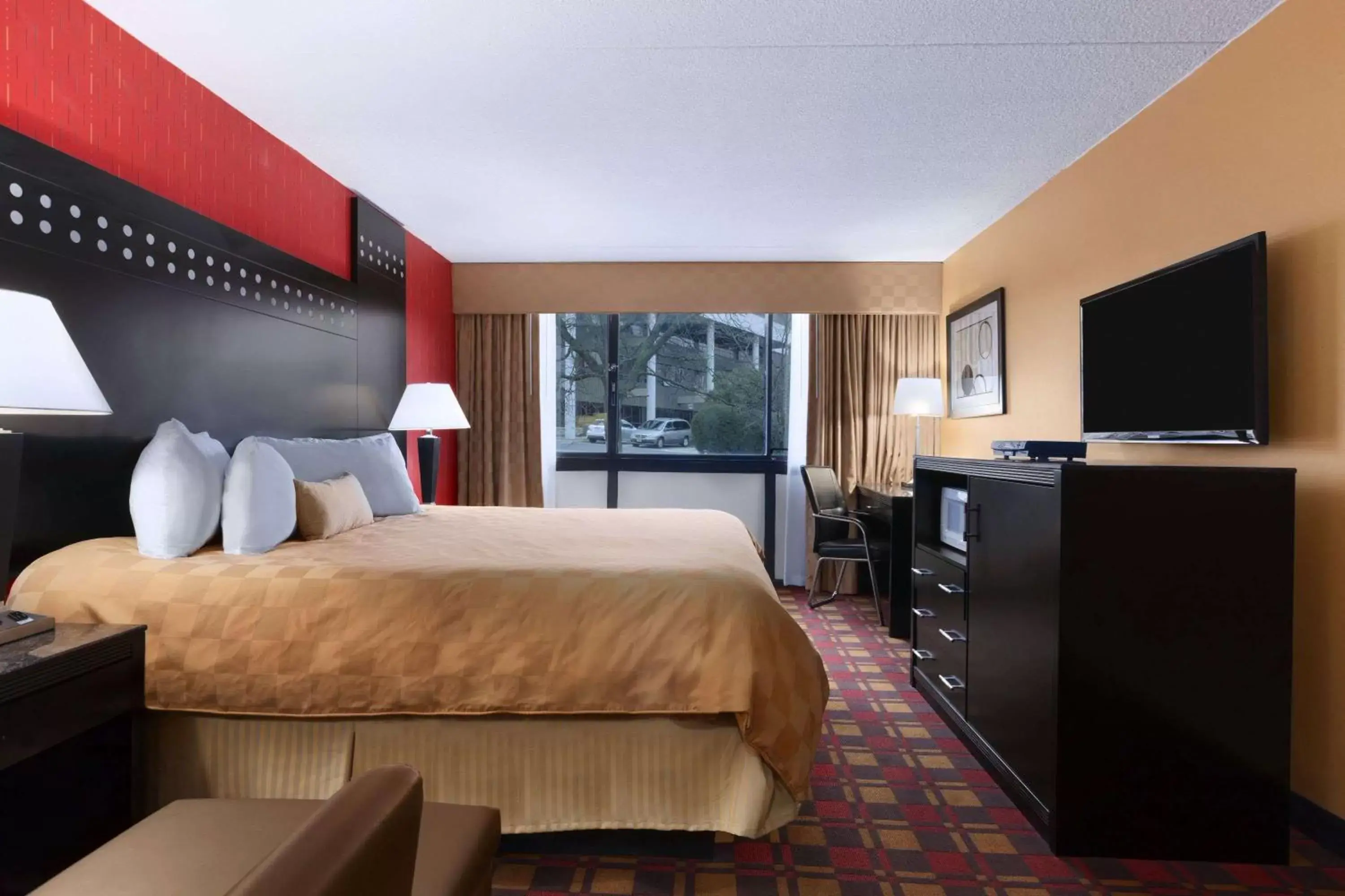 King Room with Roll-In Shower - Mobility Accessible/Non-Smoking in Ramada by Wyndham Rochelle Park Near Paramus King Room with Roll-In Shower - Mobility Accessible/Non-Smoking in Ramada by Wyndham Rochelle Park Near Paramus