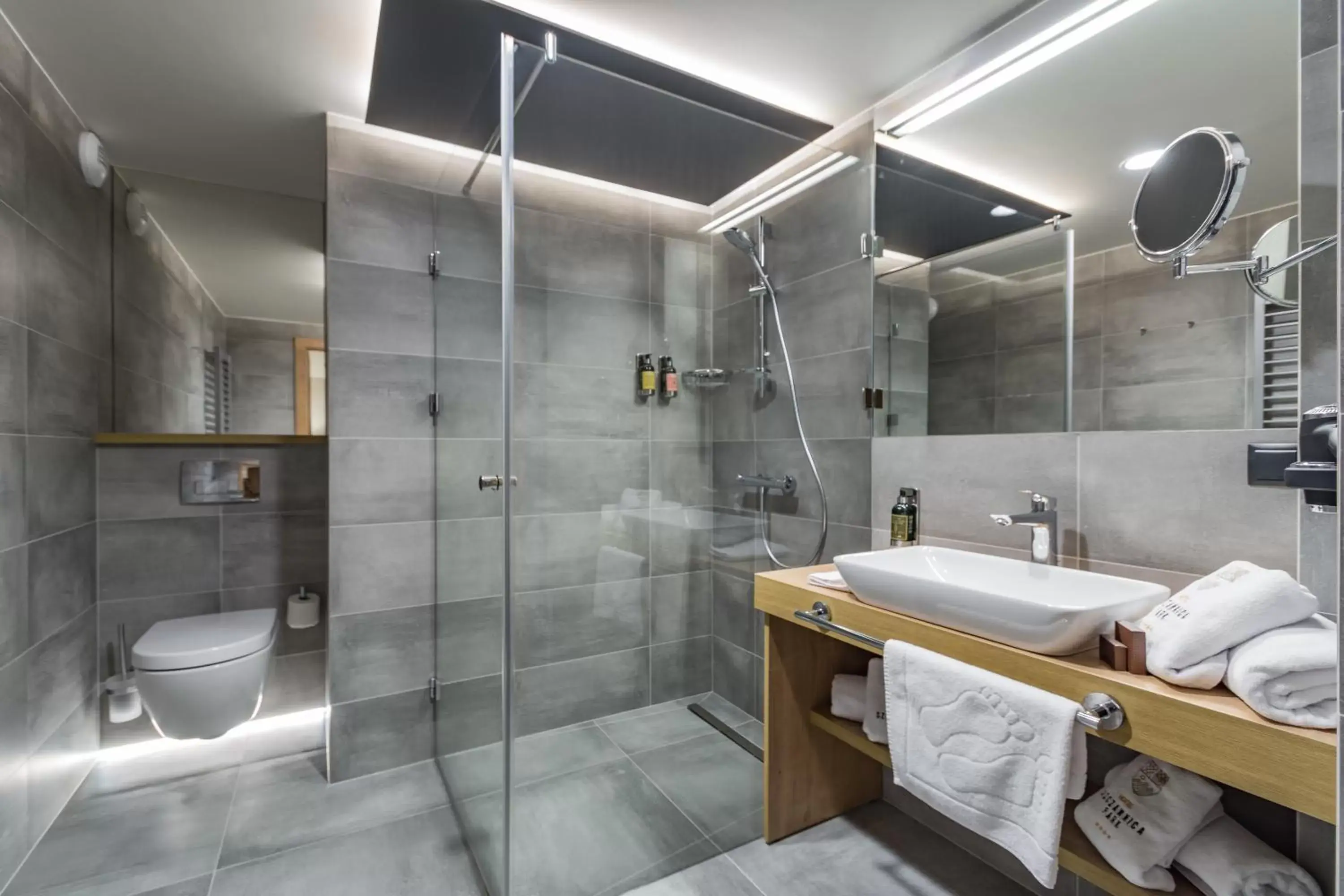 Shower, Bathroom in Szczawnica Park Resort & Spa