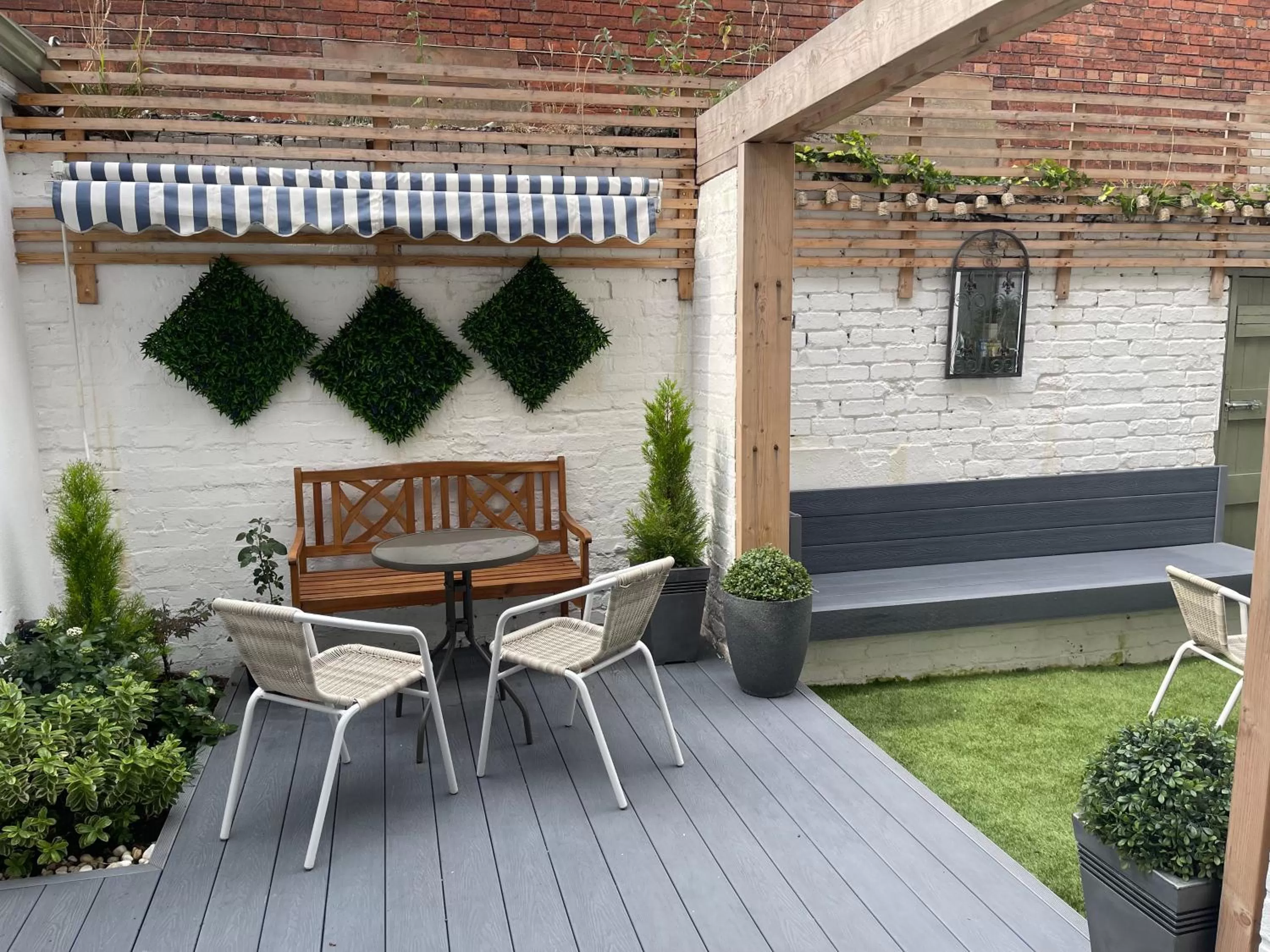 Garden in Titanic Guest 4 Star Boutique- Tourism NI certified- Free parking