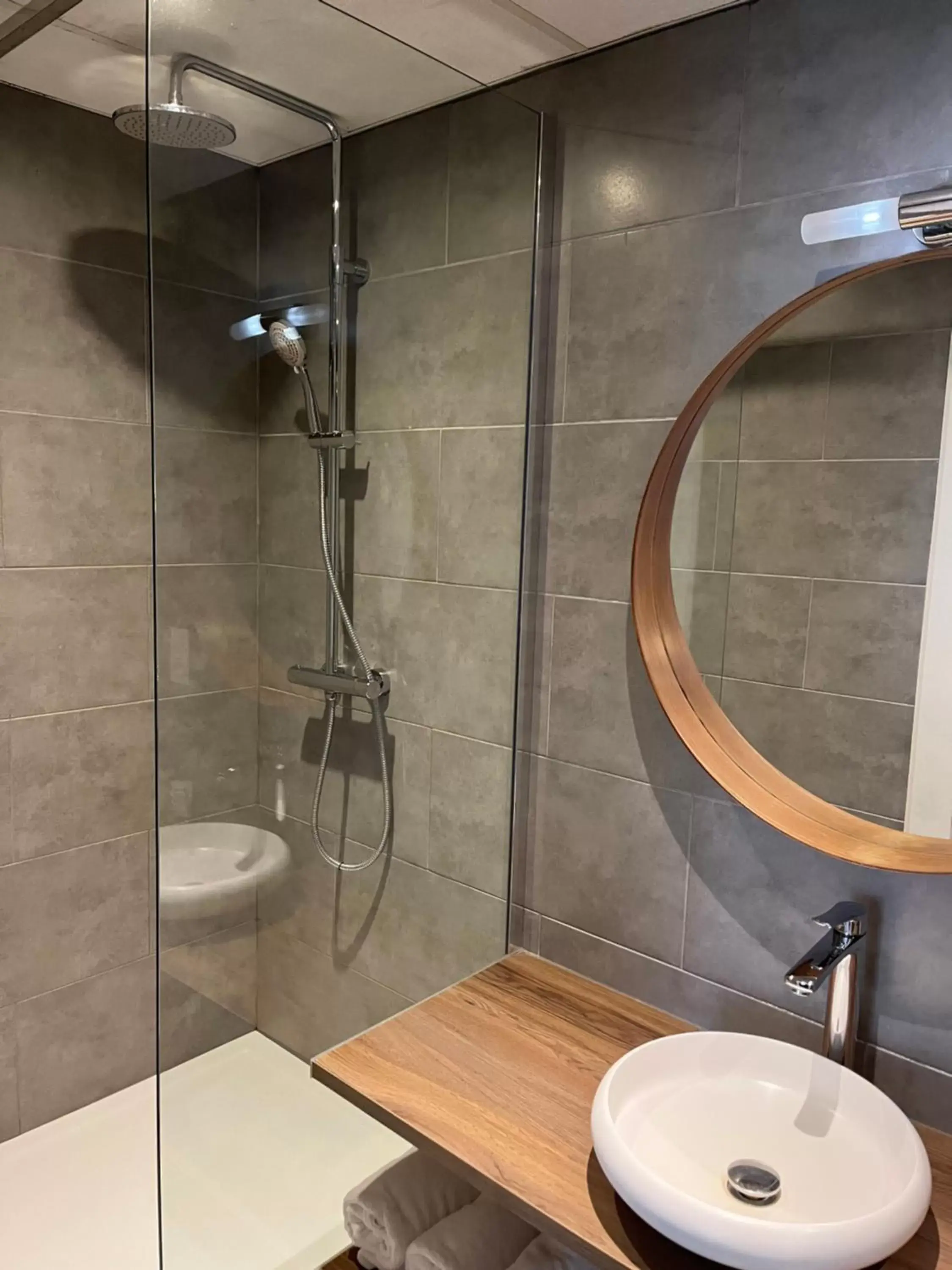 Shower, Bathroom in Hotel Montovani