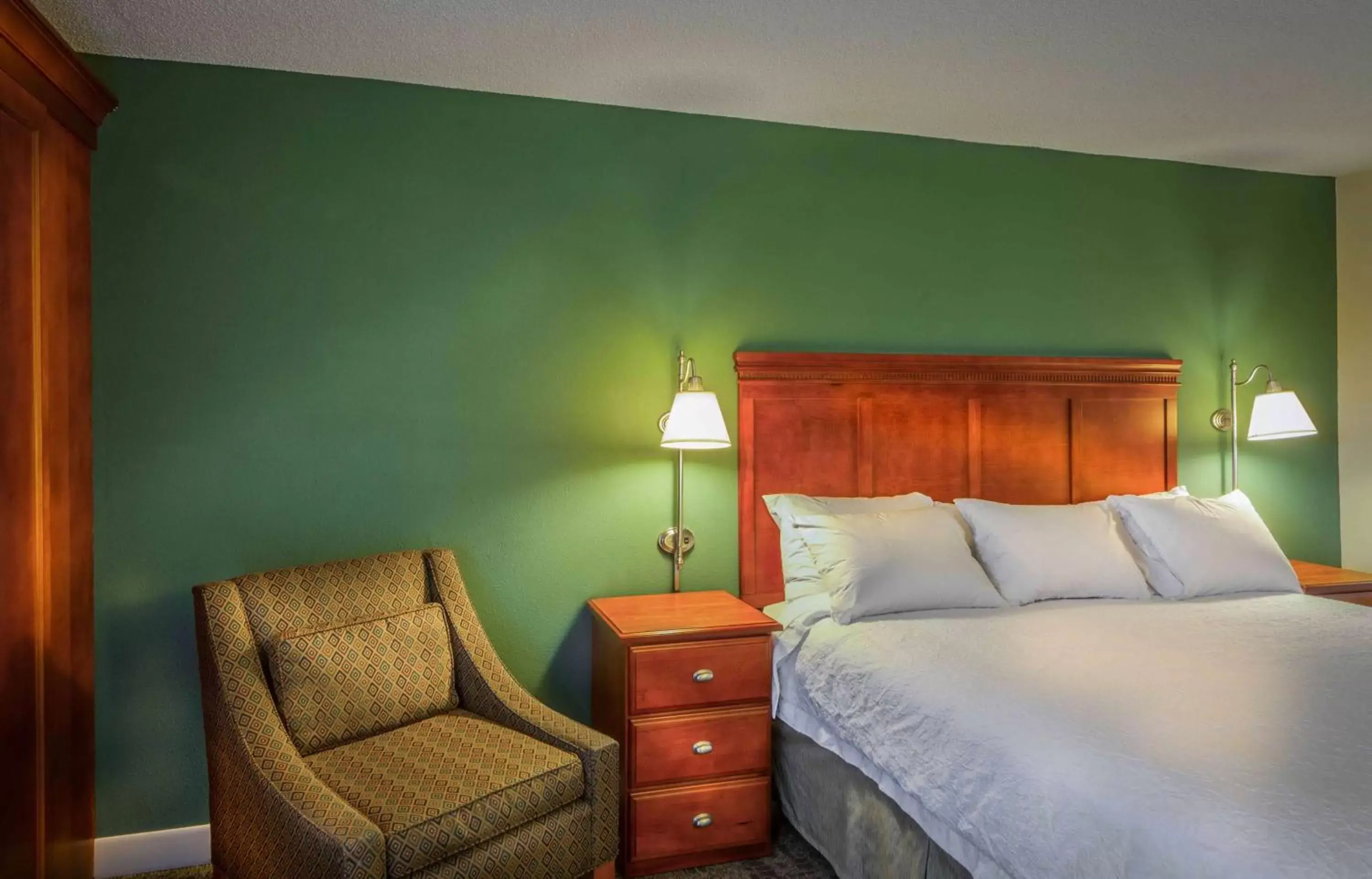 Bed, Seating Area in Hampton Inn Washington