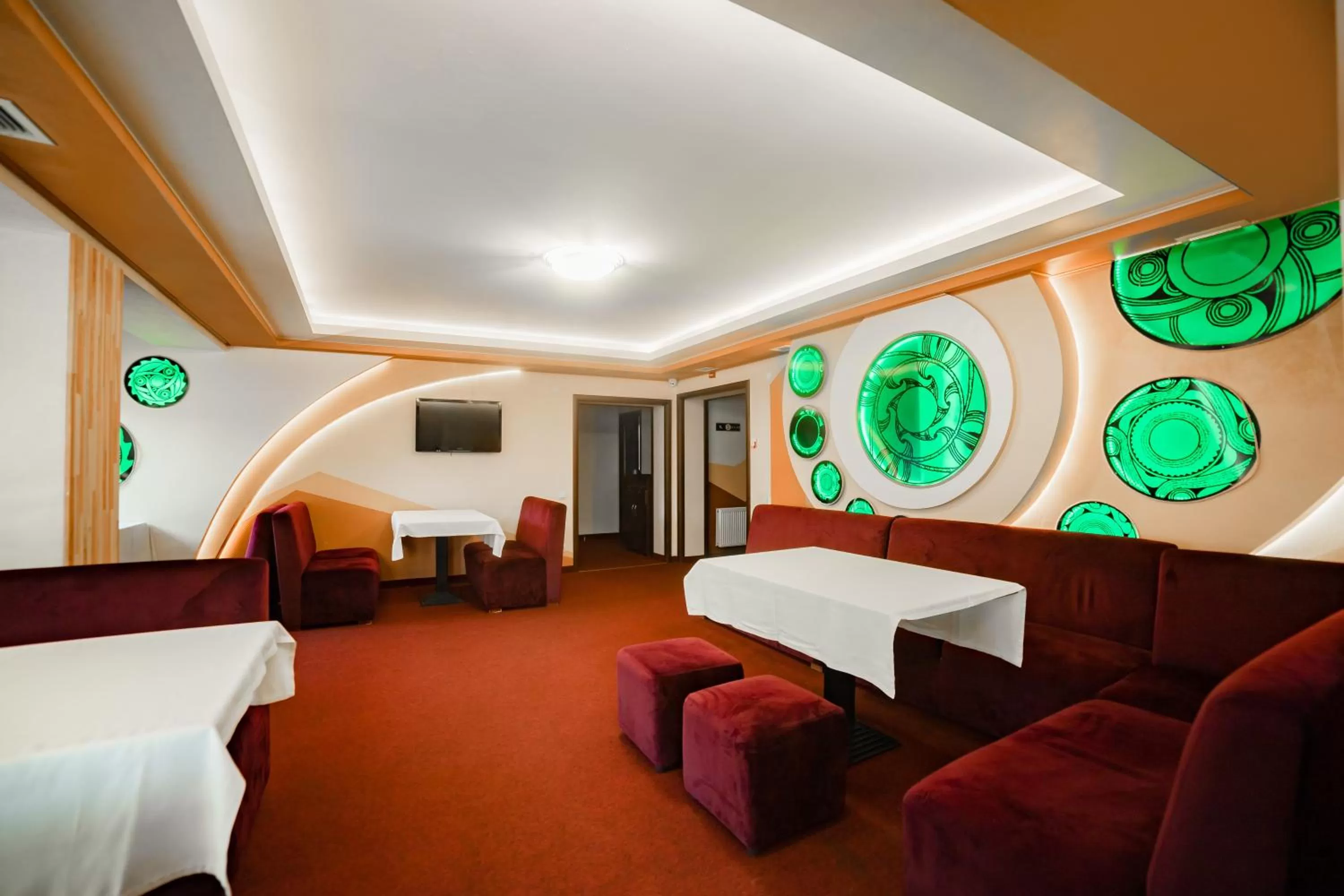 Communal lounge/ TV room in Wellland Hotel