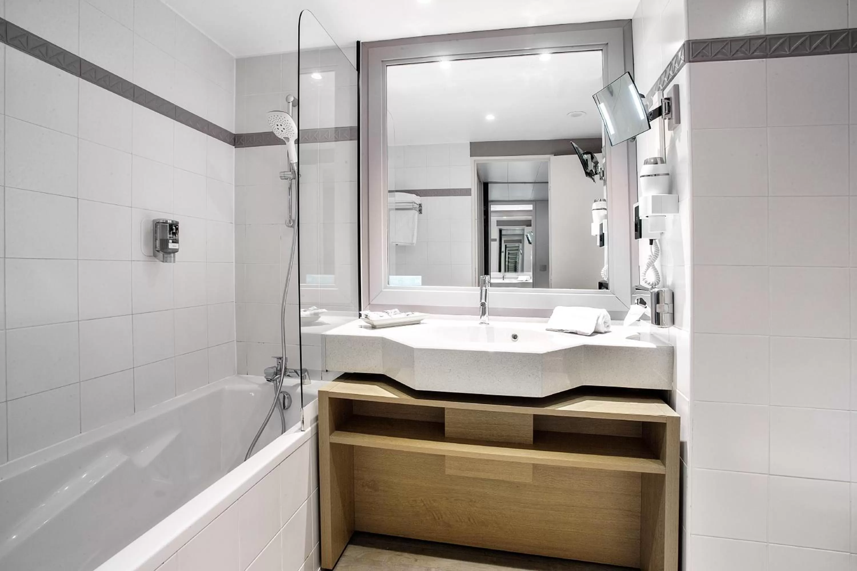 Bathroom in Mercure Toulouse Aéroport Golf de Seilh