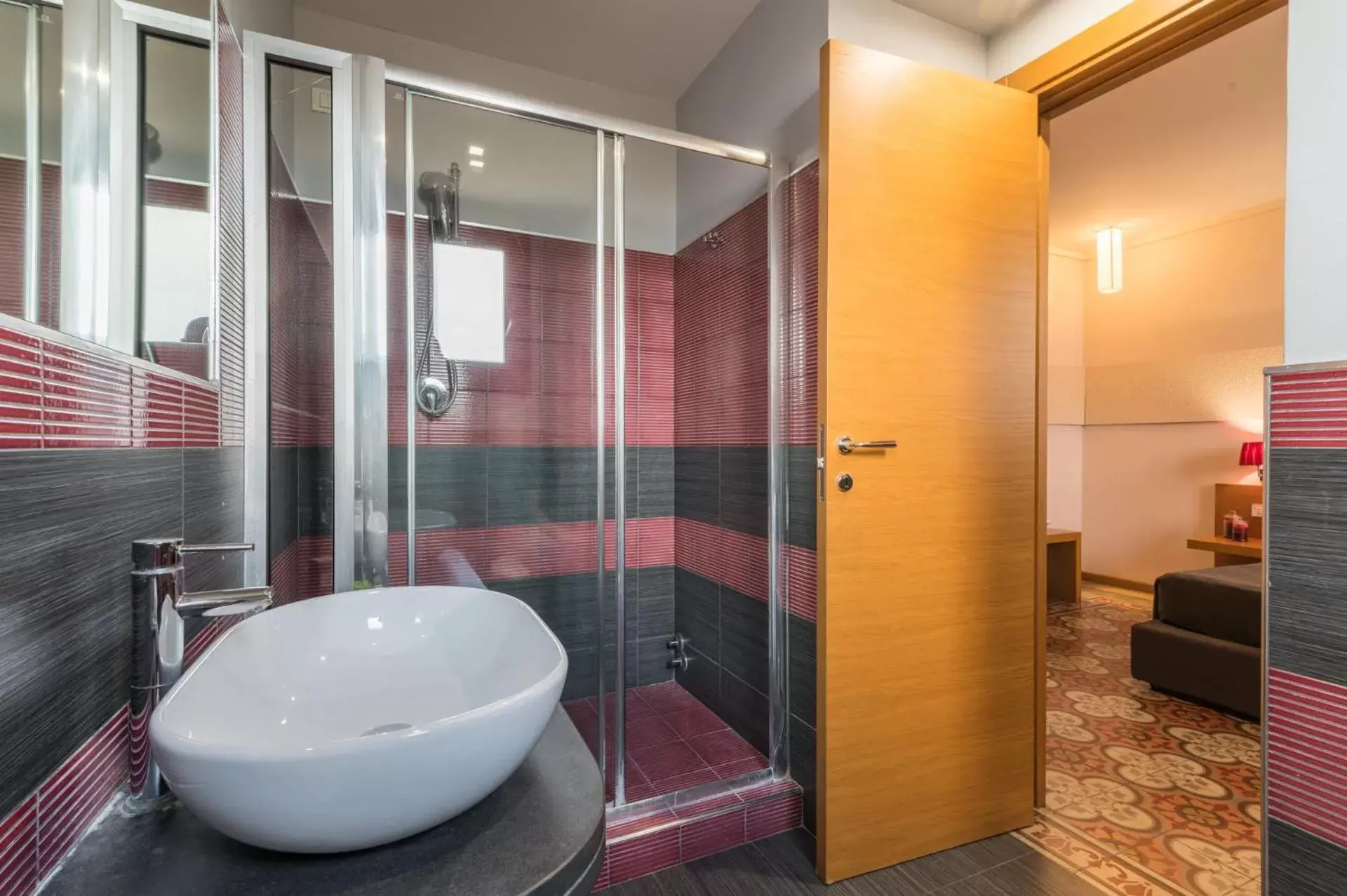 Shower, Bathroom in Hotel Vittorio Veneto