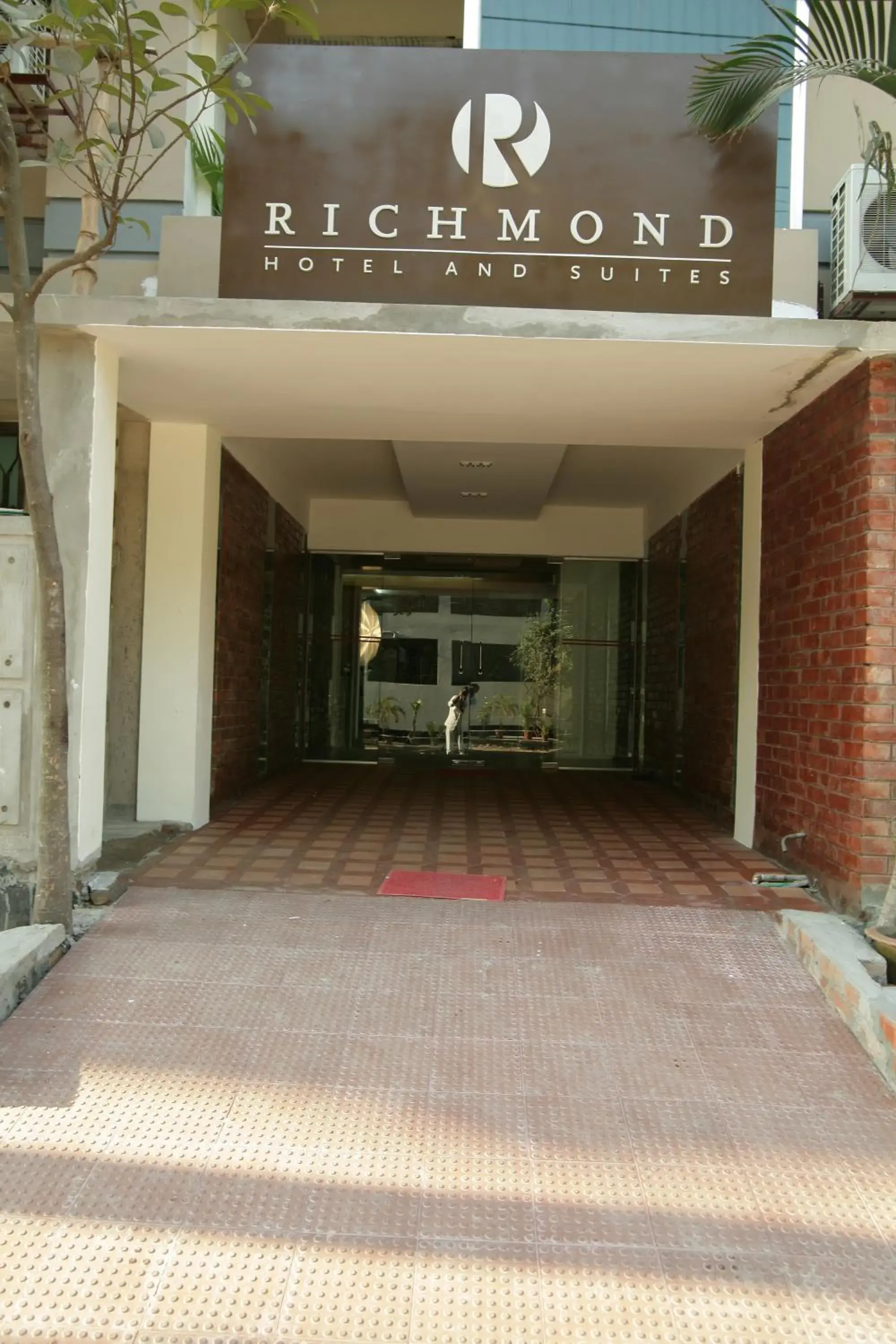 Facade/entrance in Richmond Hotel & Suites Facade/entrance in Richmond Hotel & Suites