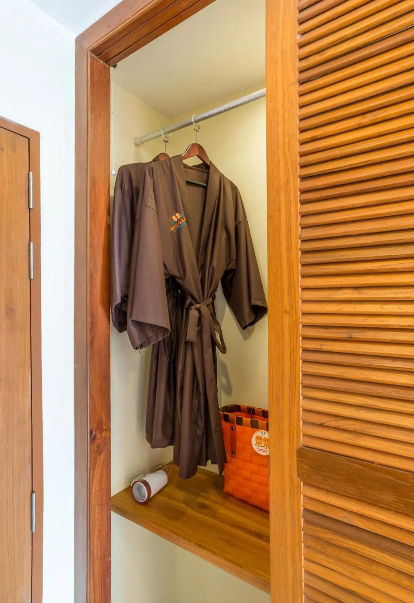 Photo of the whole room, Bathroom in Srisuksant Resort