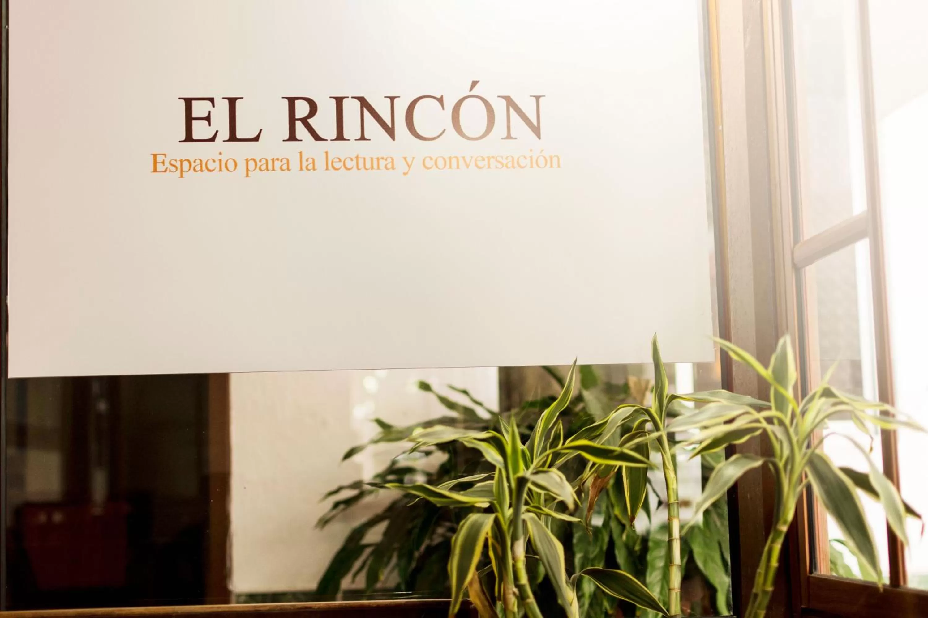 Library, Property Logo/Sign in Hotel Flor de Oriente