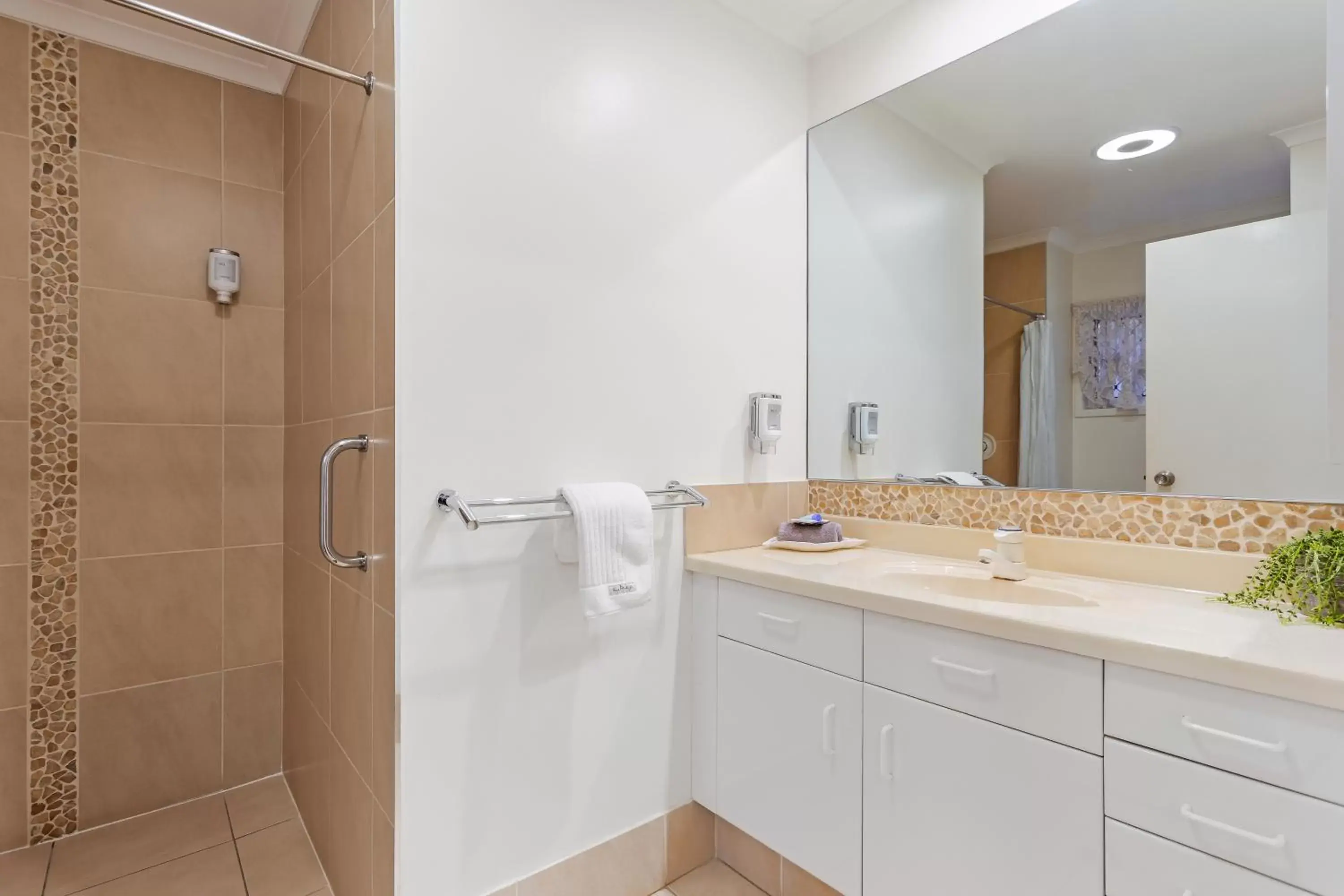 Shower, Bathroom in Top Spot Motel