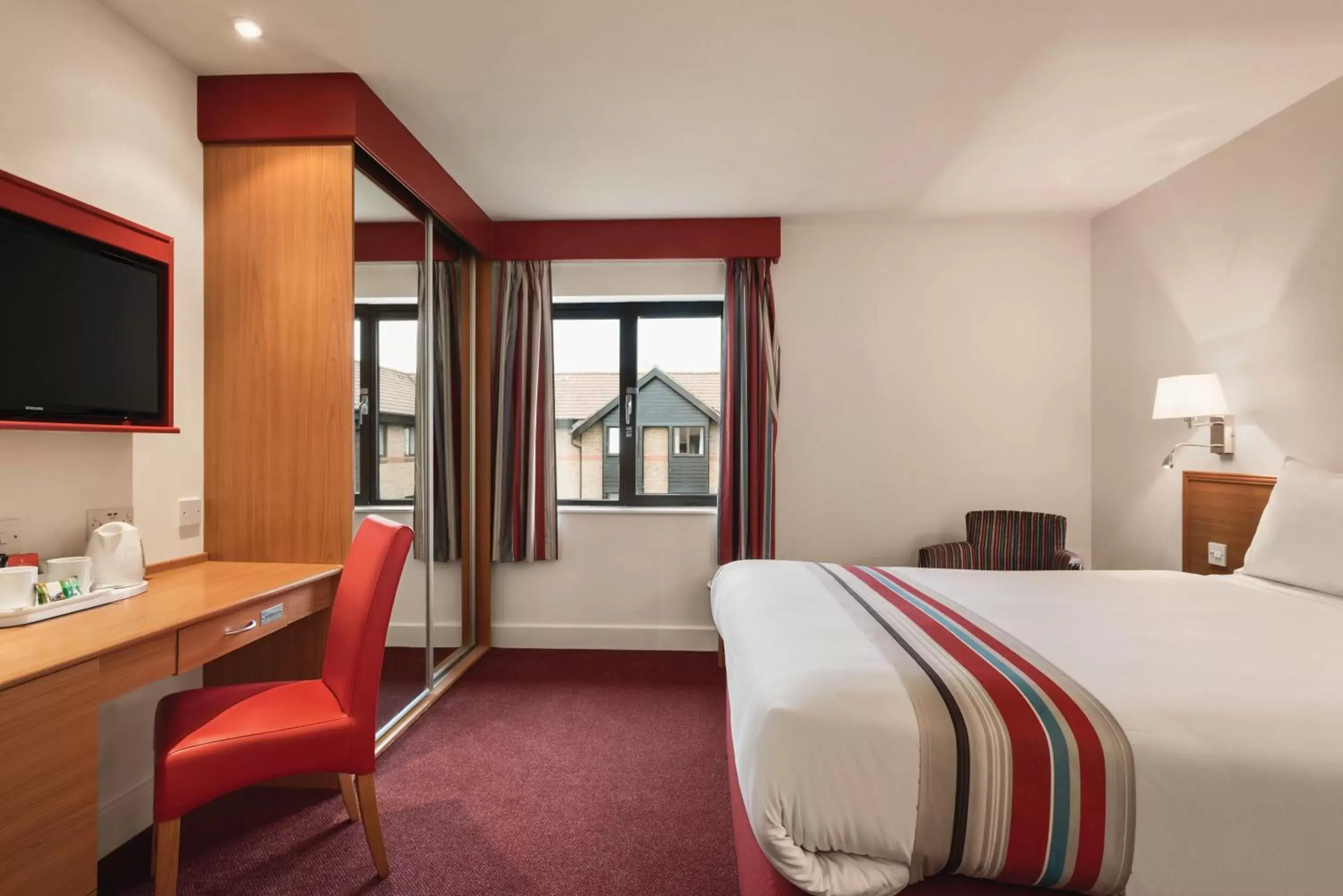 Photo of the whole room, Bed in Ramada Cambridge Photo of the whole room, Bed in Ramada Cambridge