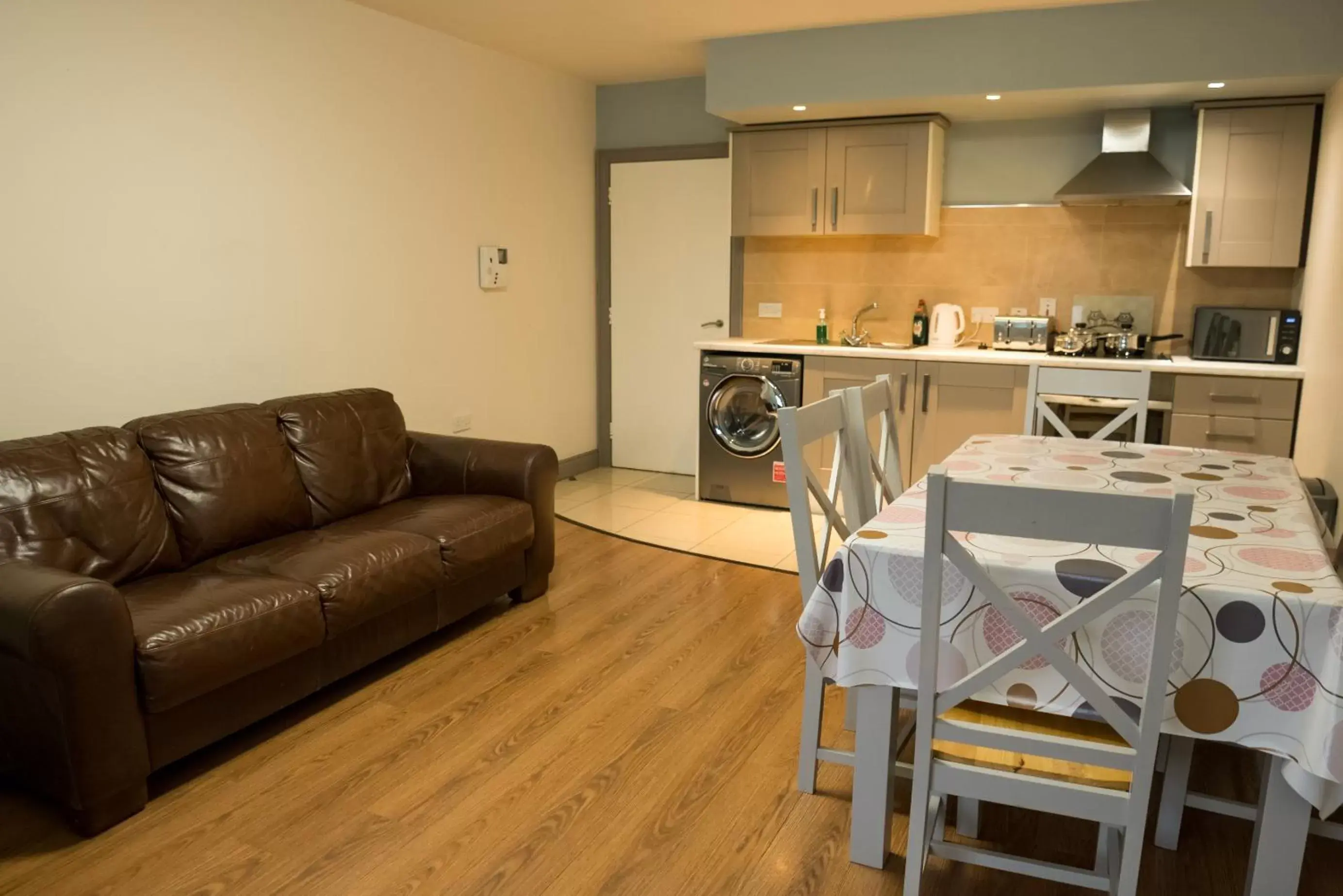 Kitchen or kitchenette, Dining Area in Walsh's Hotel and Apartments