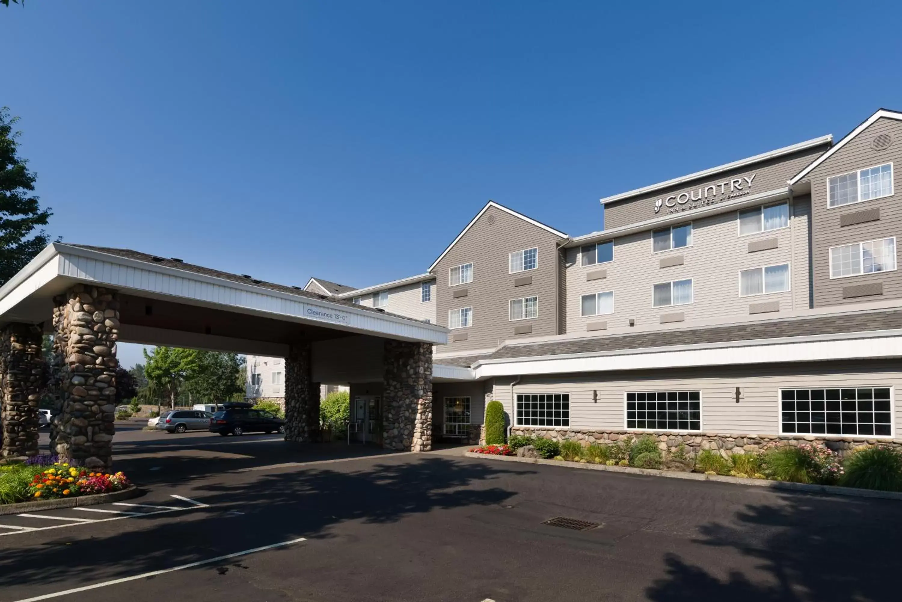 Facade/entrance, Property Building in Country Inn & Suites by Radisson, Portland International Airport, OR