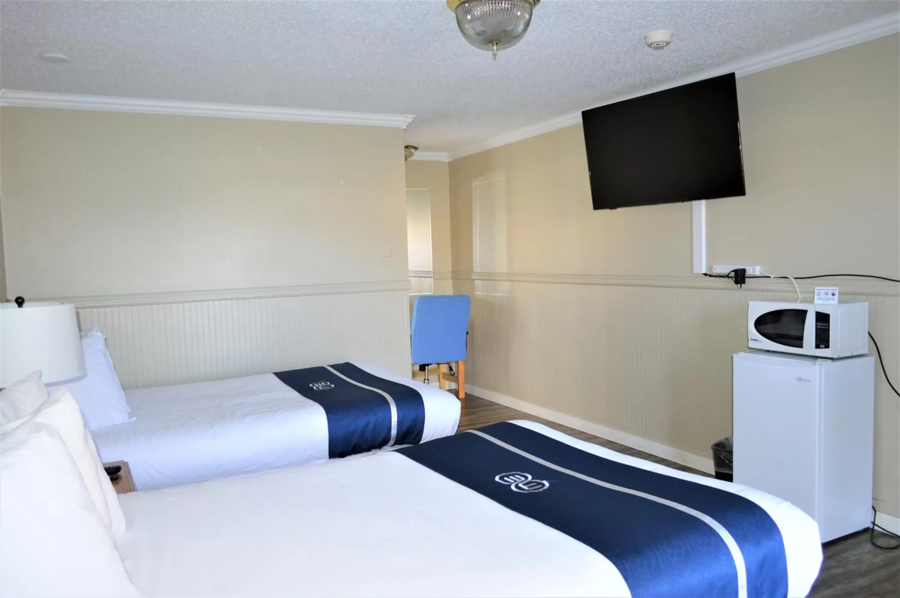 Photo of the whole room, Bed in Omeo Suites Glass Beach