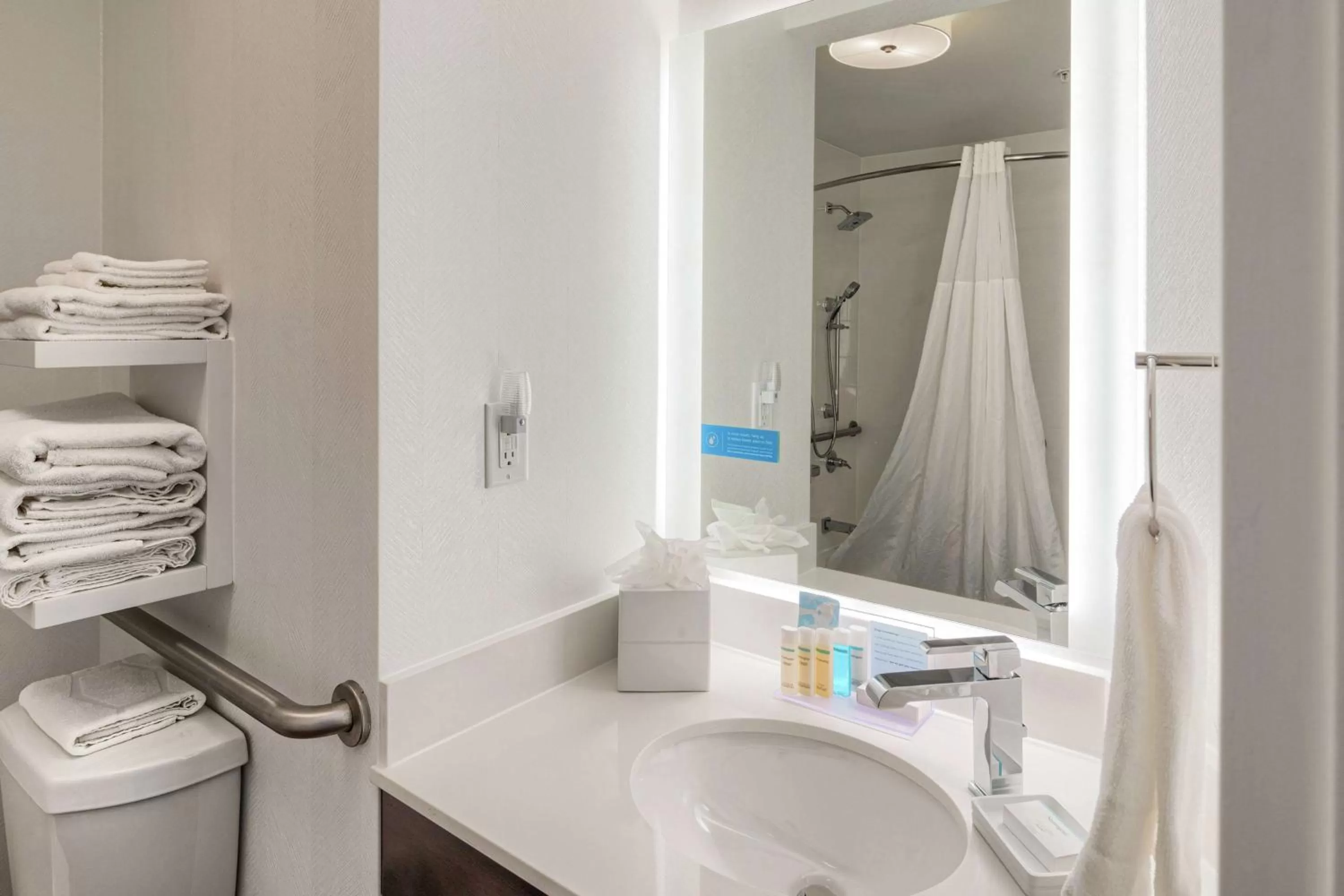 Bathroom in Hampton Inn Louisville Northeast