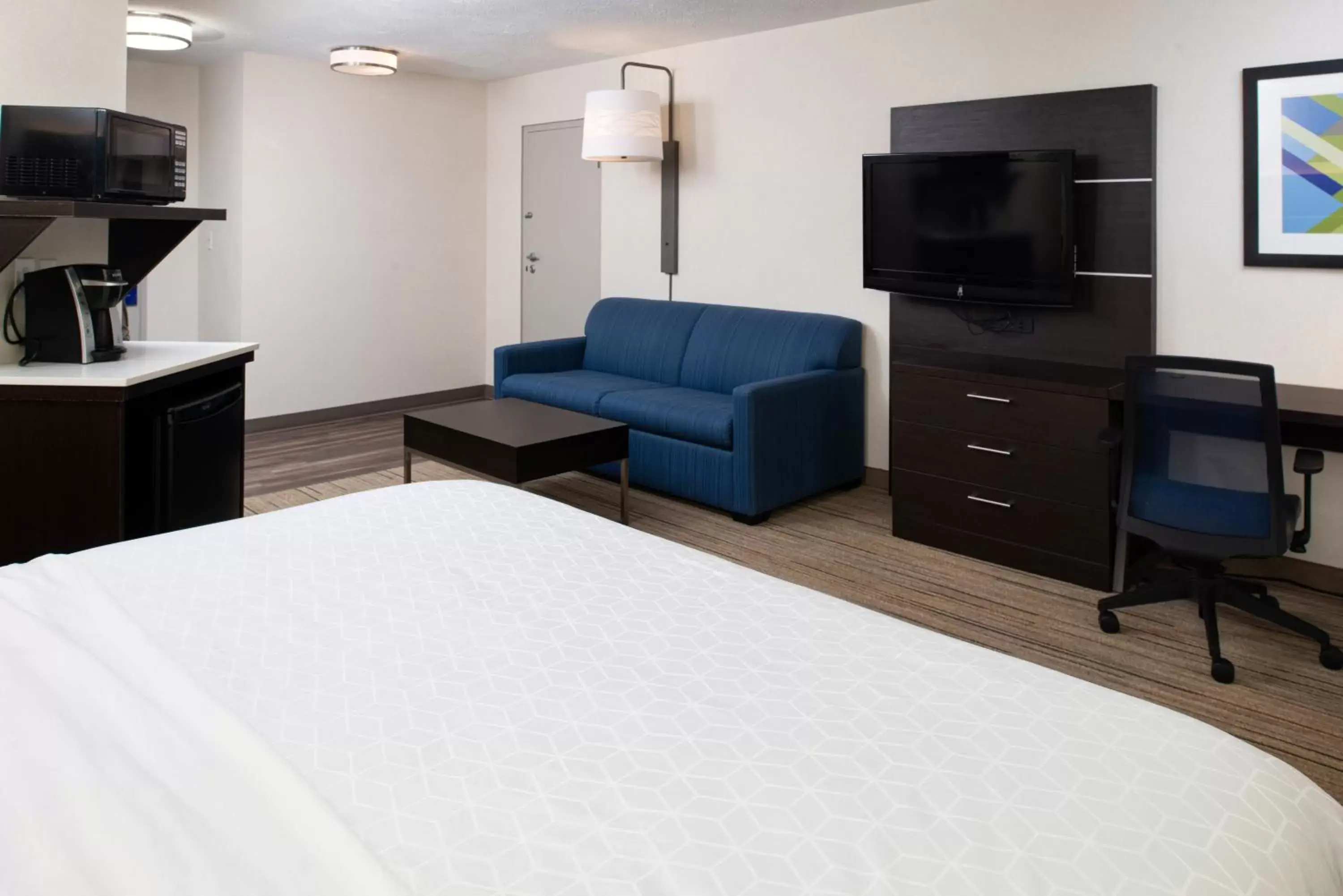 Bedroom, TV/Entertainment Center in Holiday Inn Express Cincinnati West, an IHG Hotel