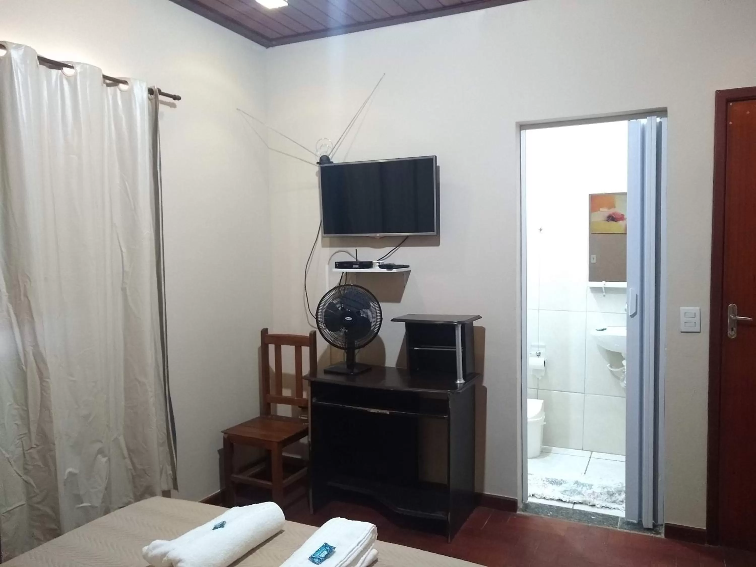 Bathroom, TV/Entertainment Center in Pousada do Ribeirão