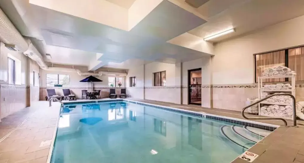 , Swimming Pool in Comfort Inn & Suites Streetsboro - Kent