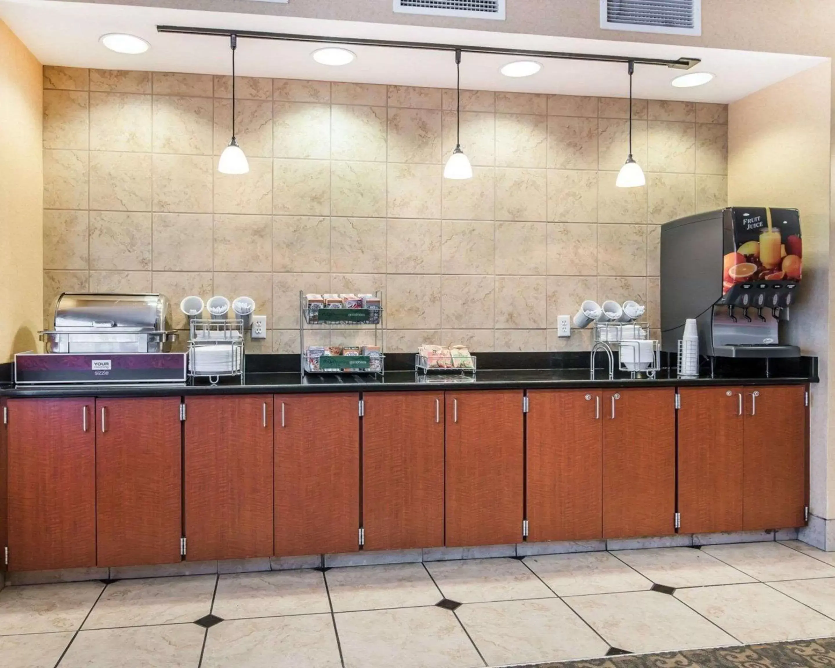 Restaurant/places to eat, Kitchen/Kitchenette in Comfort Suites Vestal near University