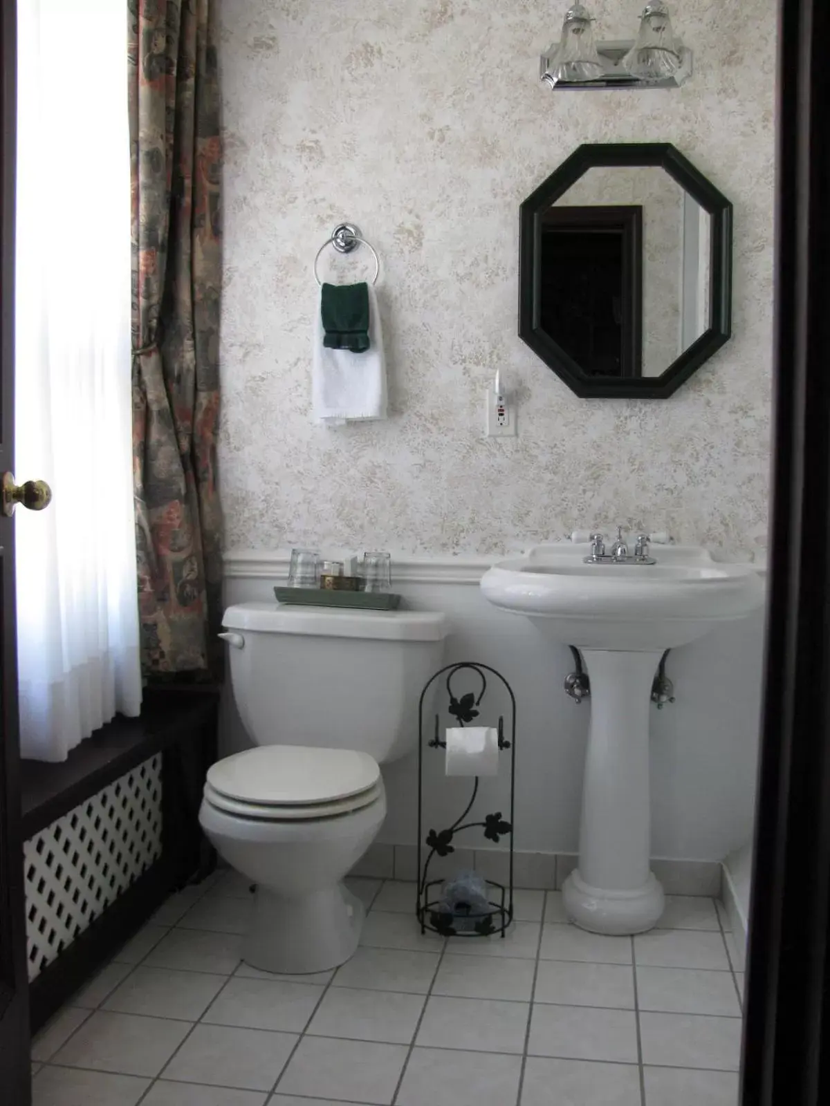 Toilet, Bathroom in The King George Inn