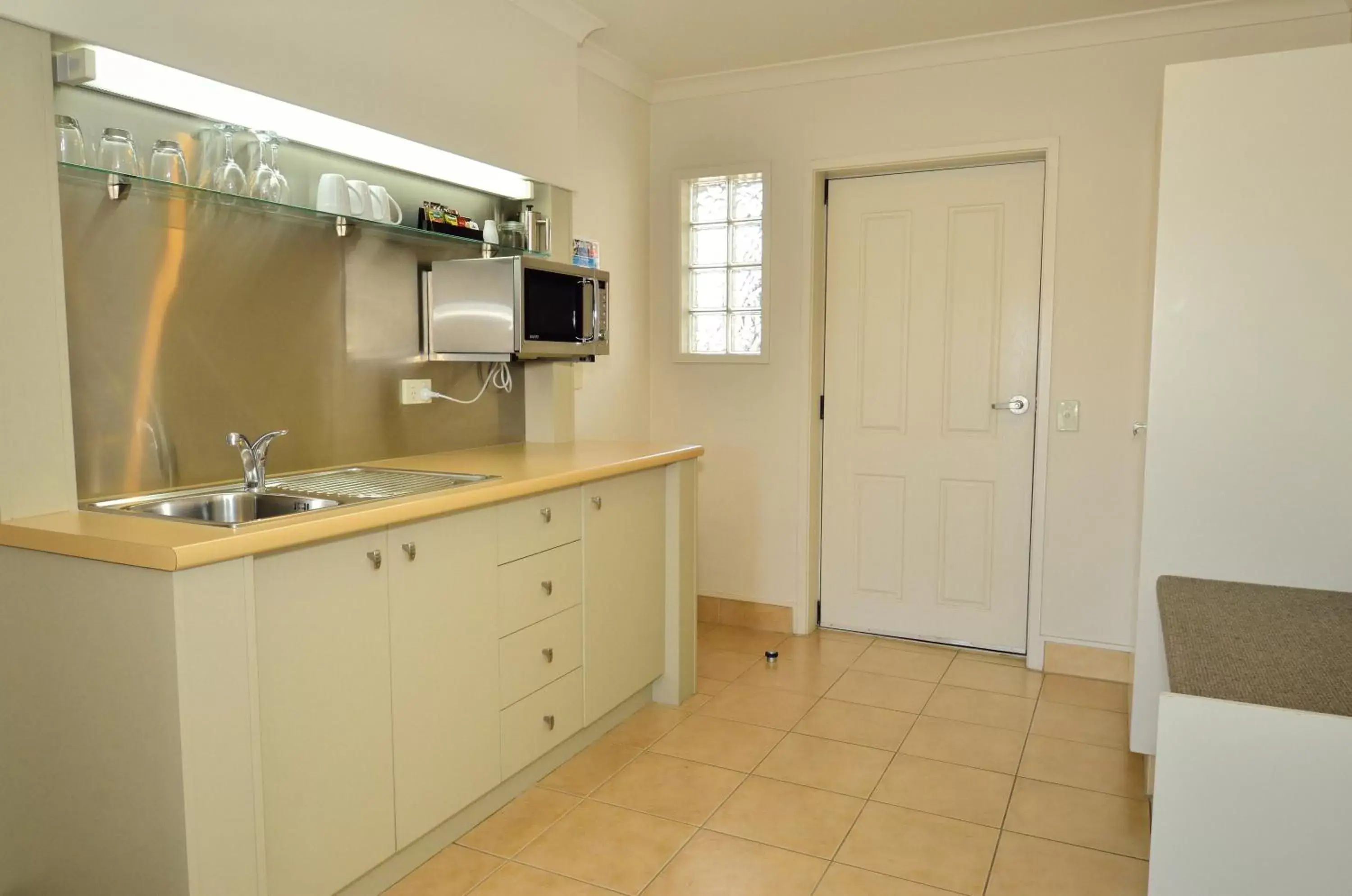 Kitchen or kitchenette, Kitchen/Kitchenette in Senator Motor Inn