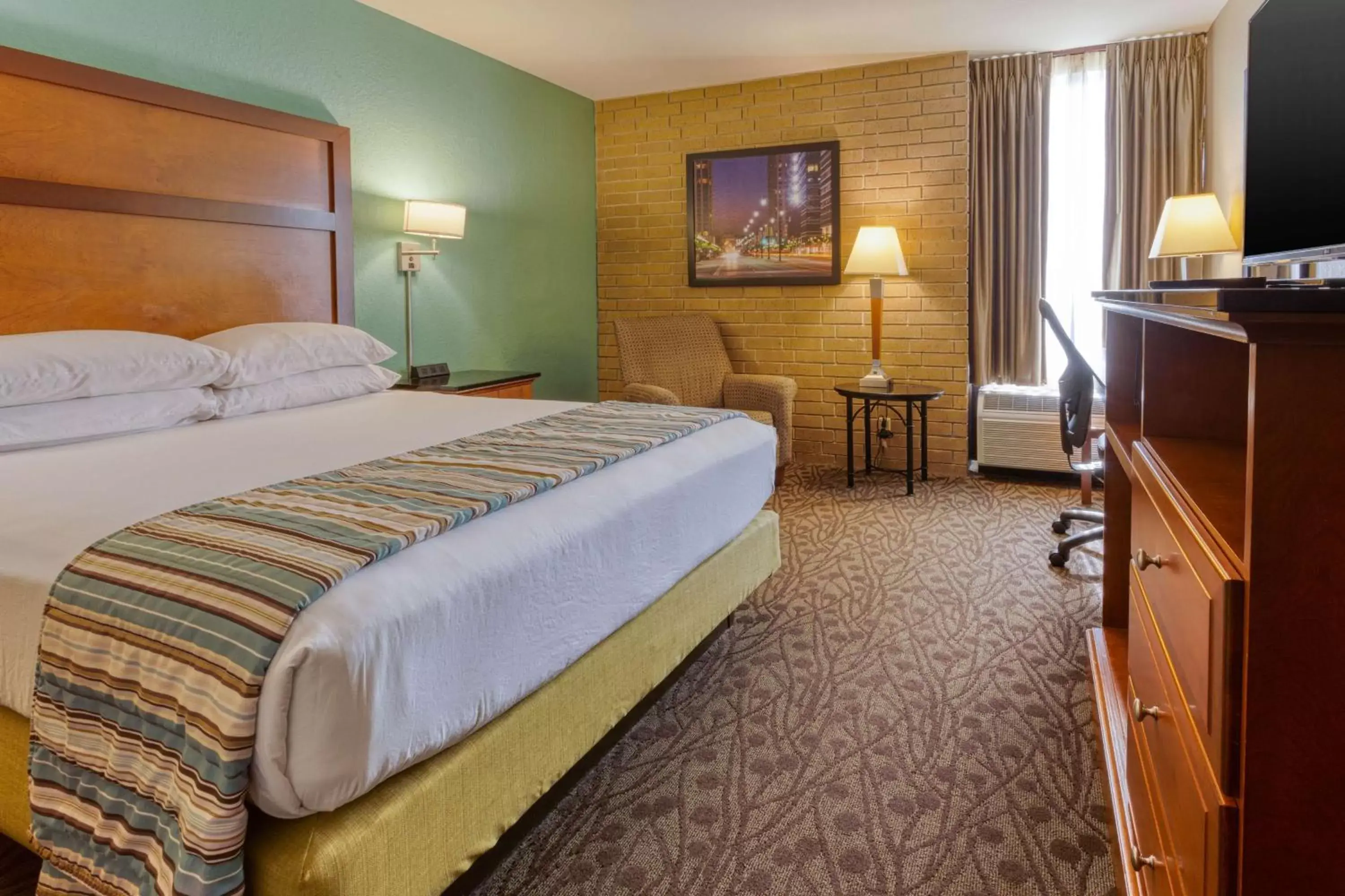 Photo of the whole room, Bed in Drury Inn & Suites Atlanta Morrow